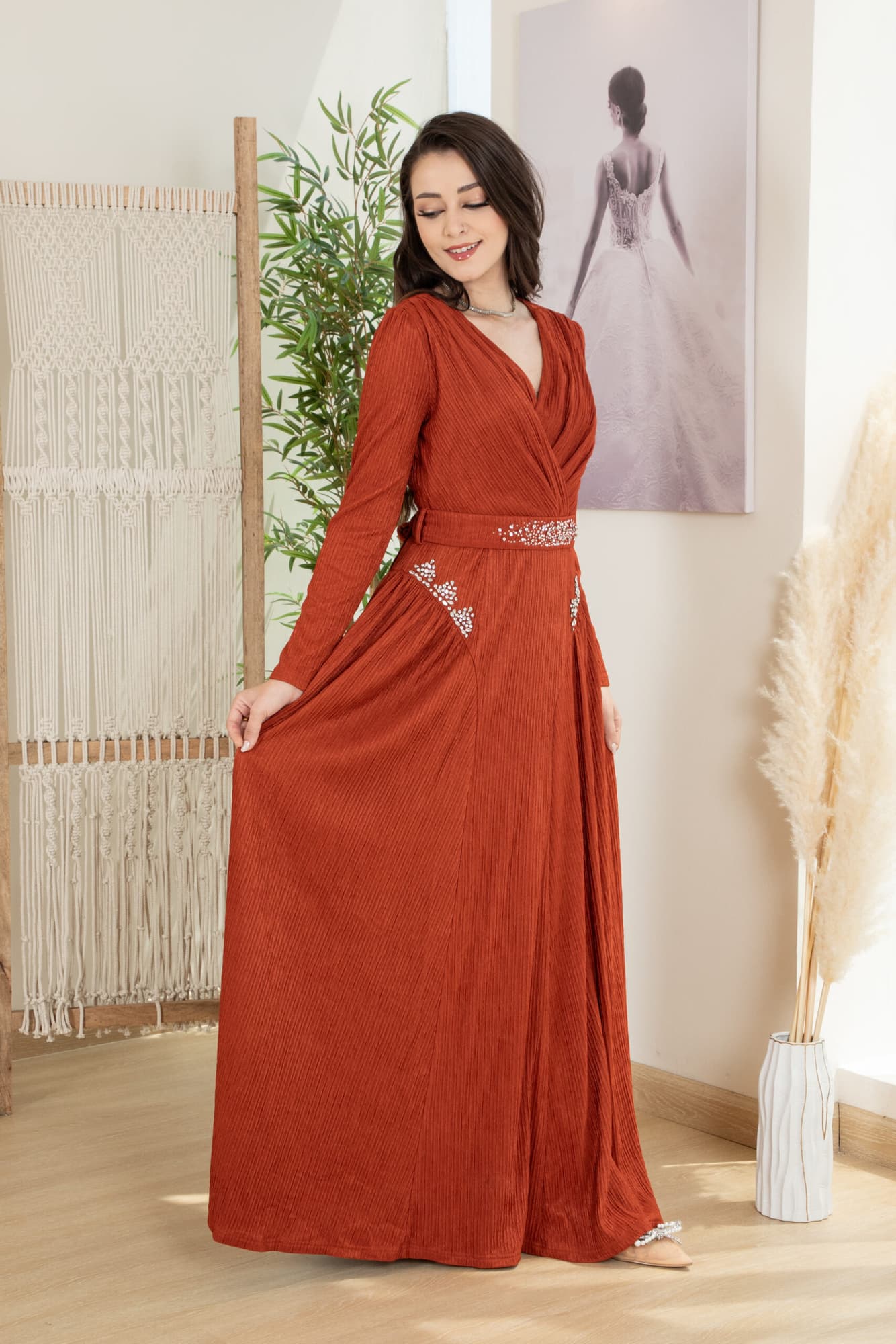 فستان شتوي انيق مزين بفصوص وبخط عنق v