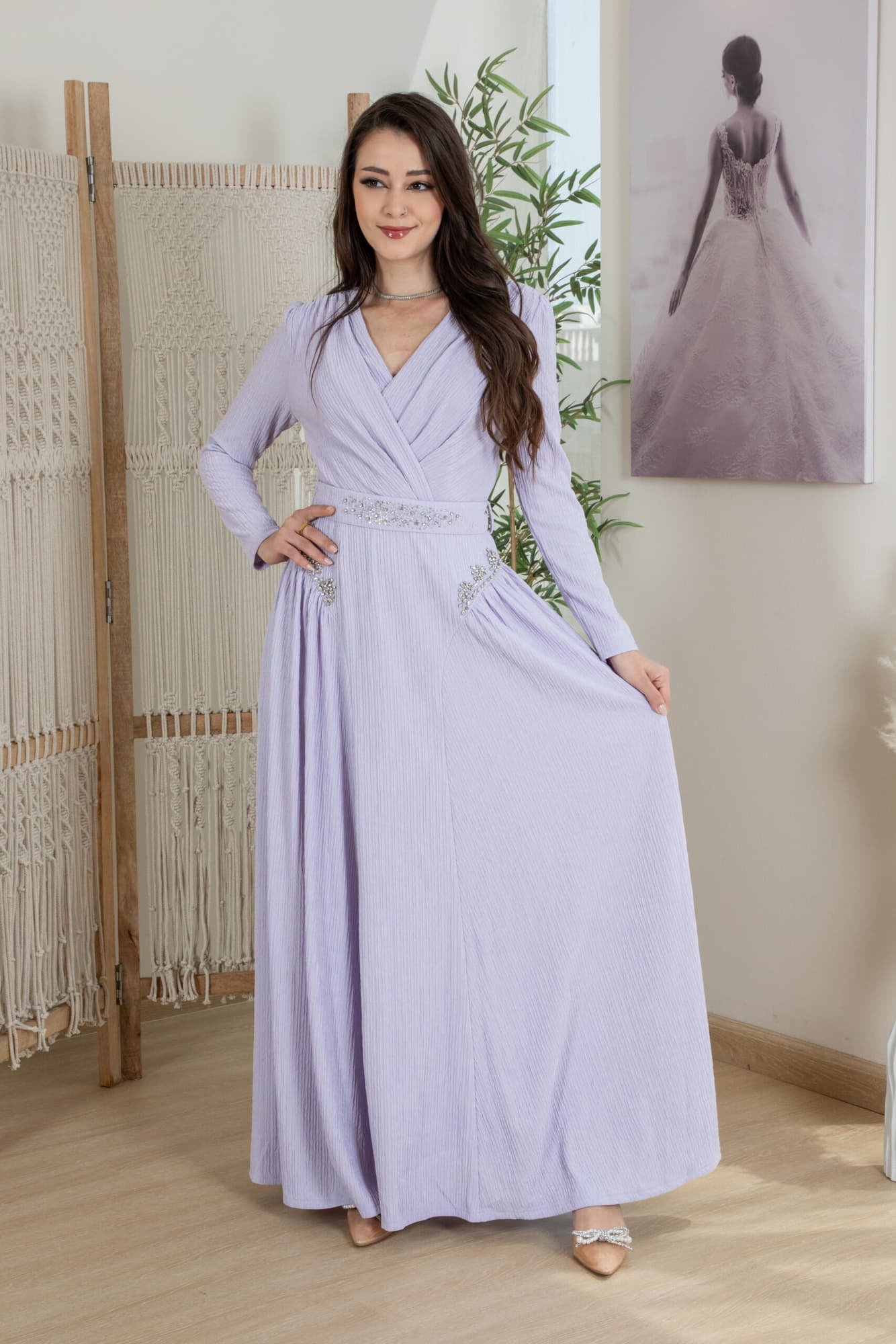 فستان شتوي انيق مزين بفصوص وبخط عنق v