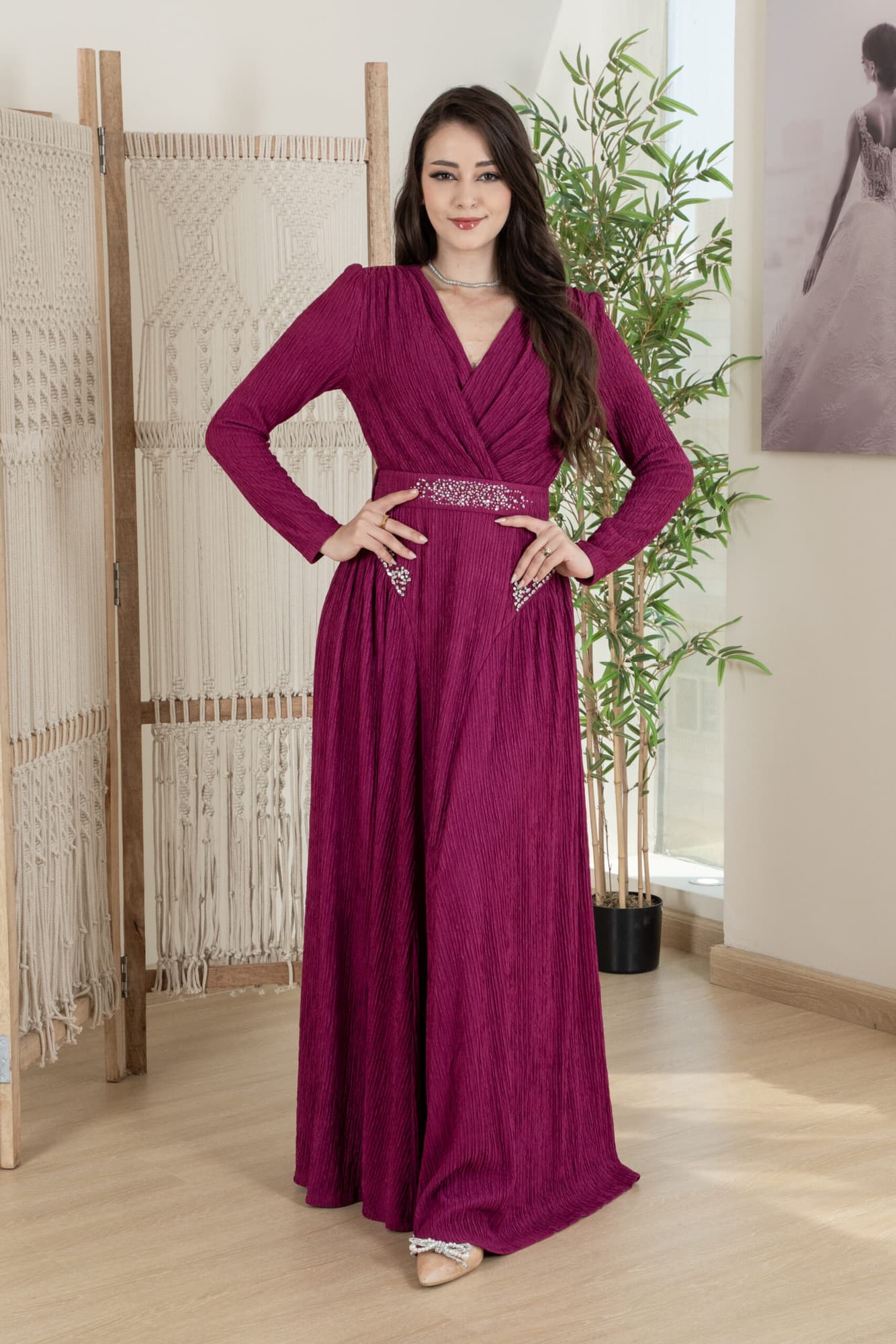 فستان شتوي انيق مزين بفصوص وبخط عنق v