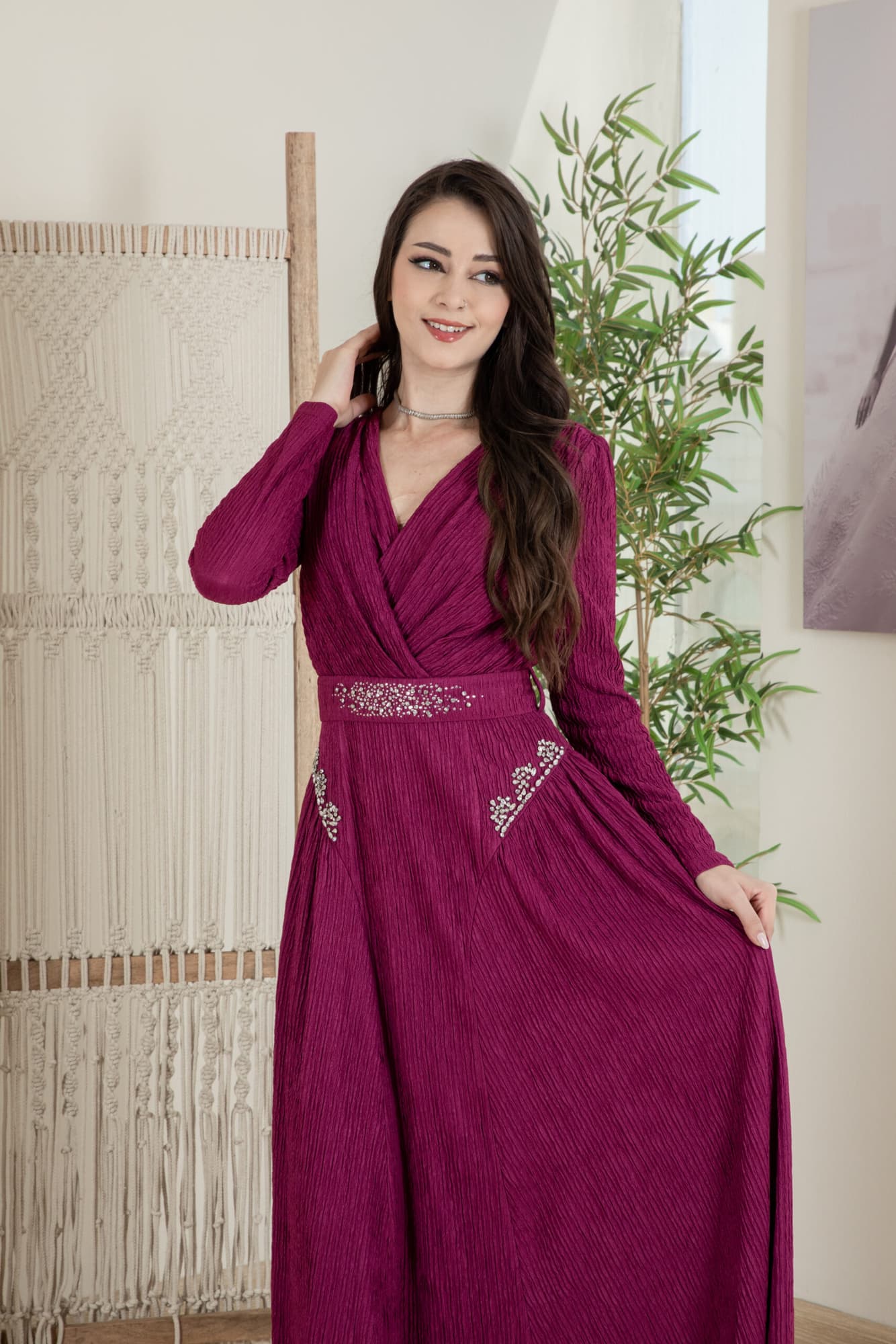 فستان شتوي انيق مزين بفصوص وبخط عنق v