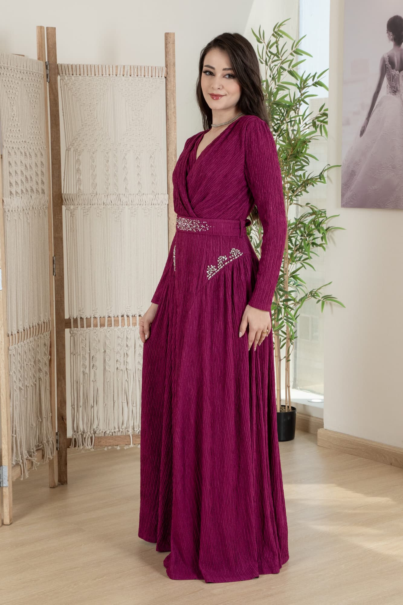 فستان شتوي انيق مزين بفصوص وبخط عنق v