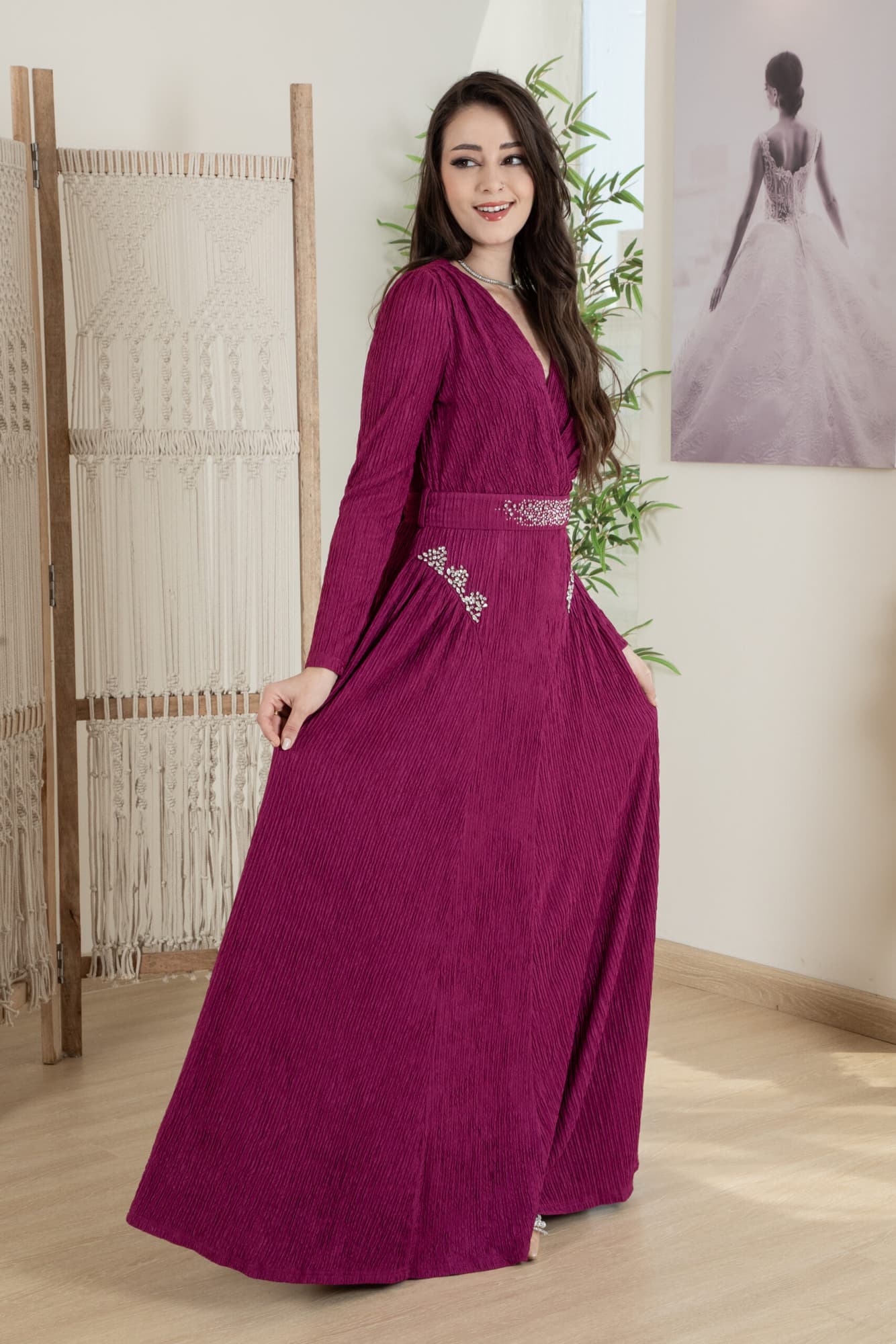 فستان شتوي انيق مزين بفصوص وبخط عنق v