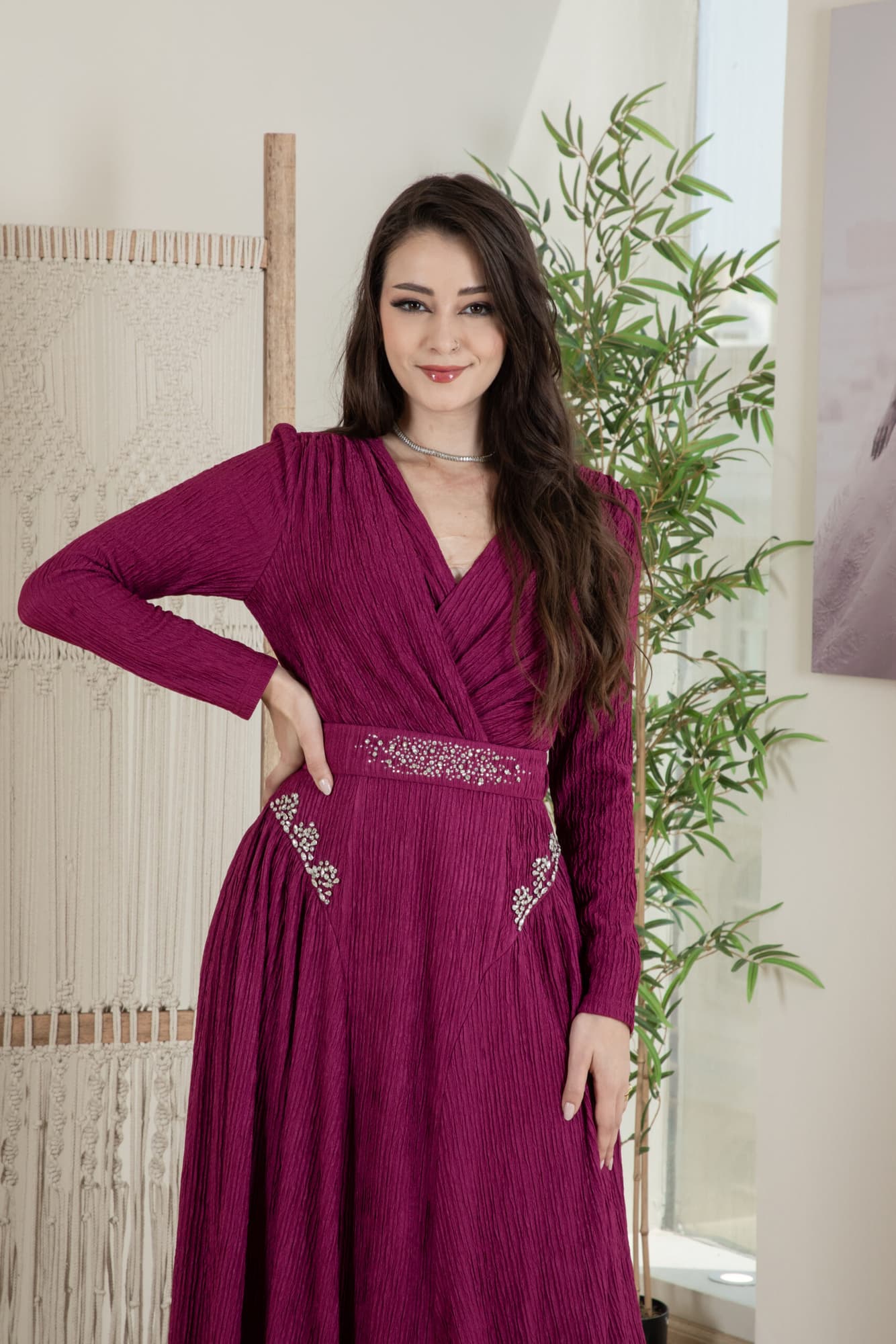 فستان شتوي انيق مزين بفصوص وبخط عنق v