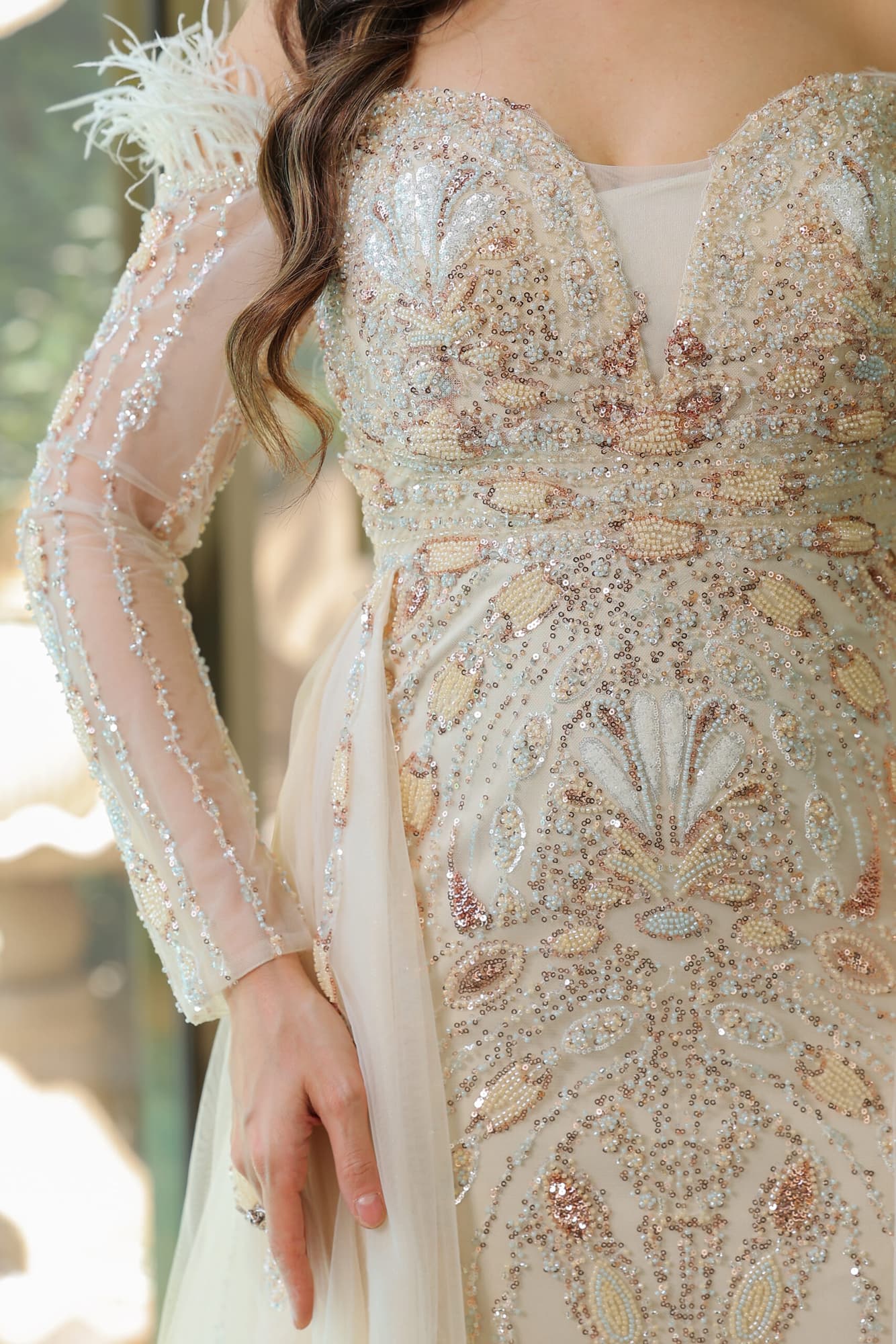 فستان سهرة ماسك باكتاف ريش بجوانب ذيل بيج