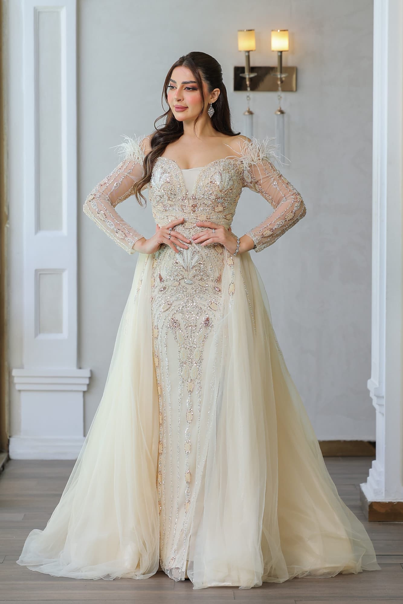 فستان سهرة ماسك باكتاف ريش بجوانب ذيل