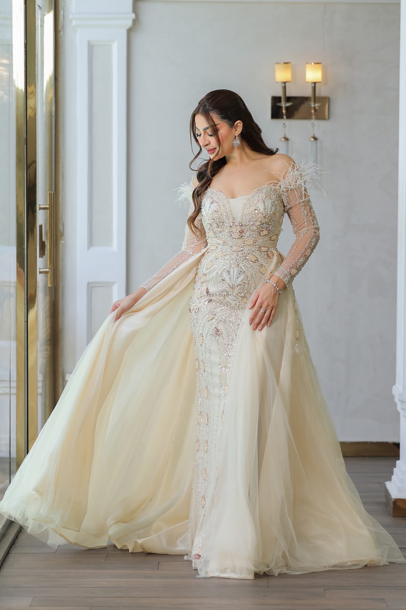 فستان سهرة ماسك باكتاف ريش بجوانب ذيل