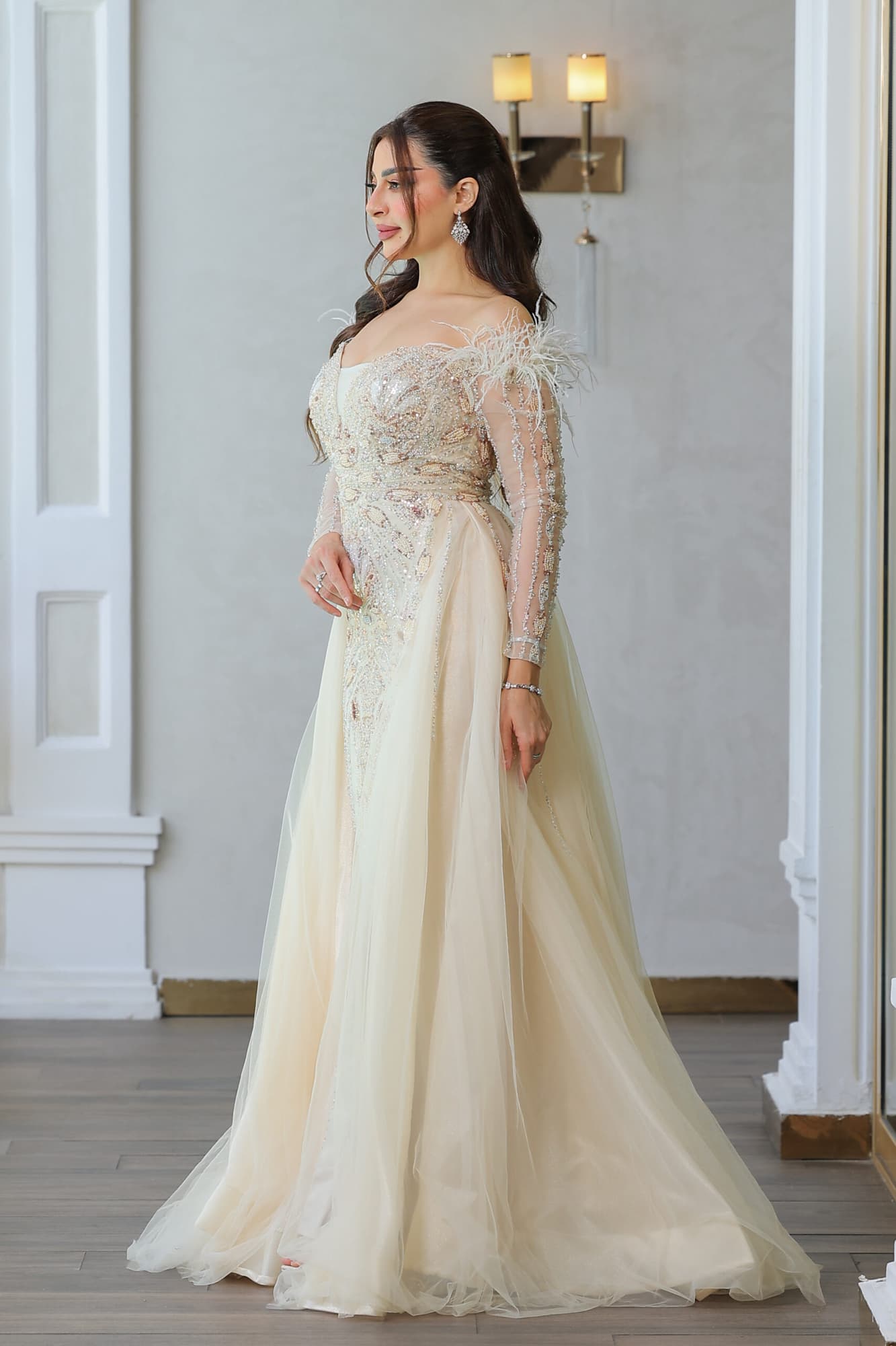 فستان سهرة ماسك باكتاف ريش بجوانب ذيل