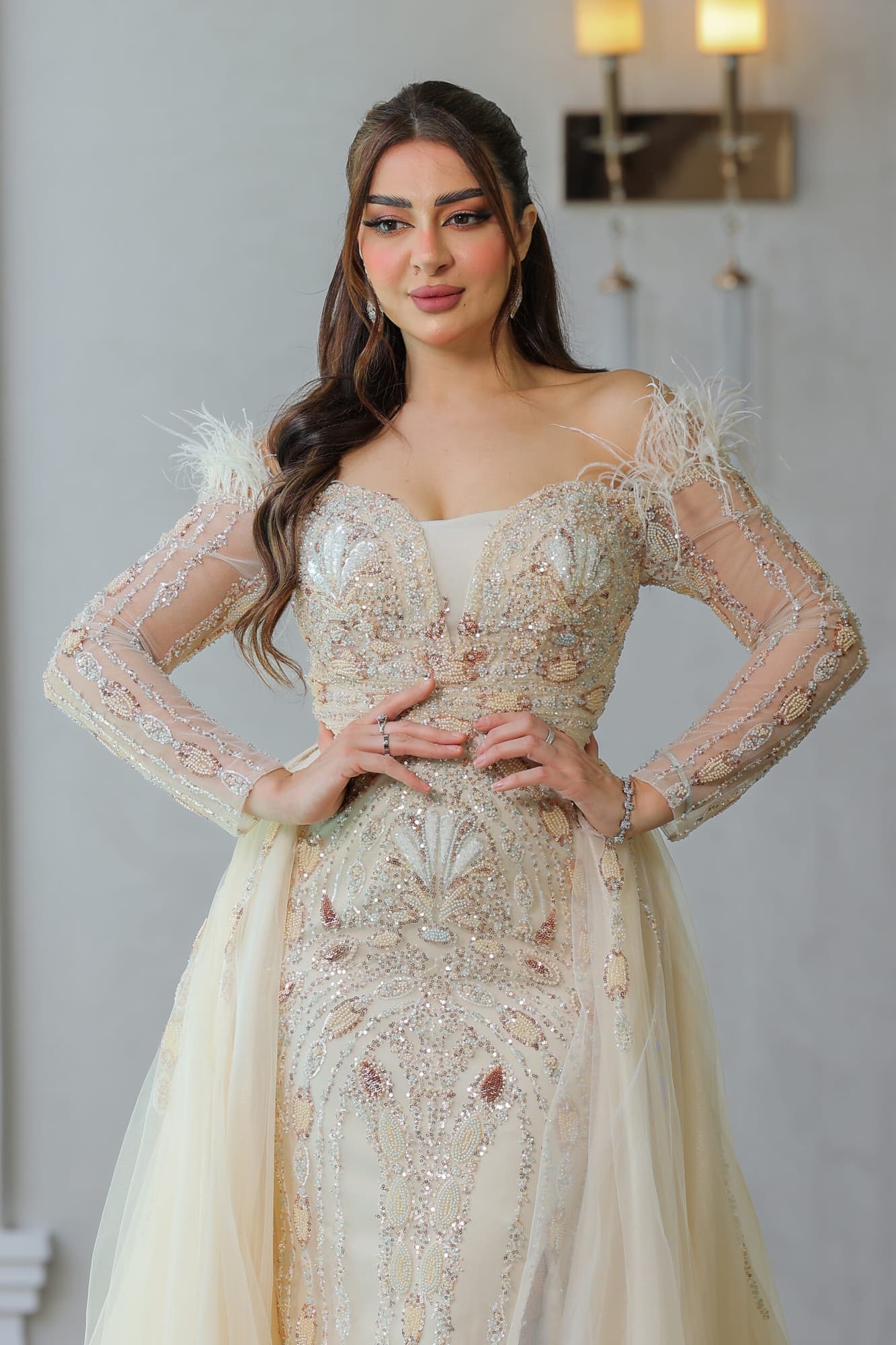 فستان سهرة ماسك باكتاف ريش بجوانب ذيل