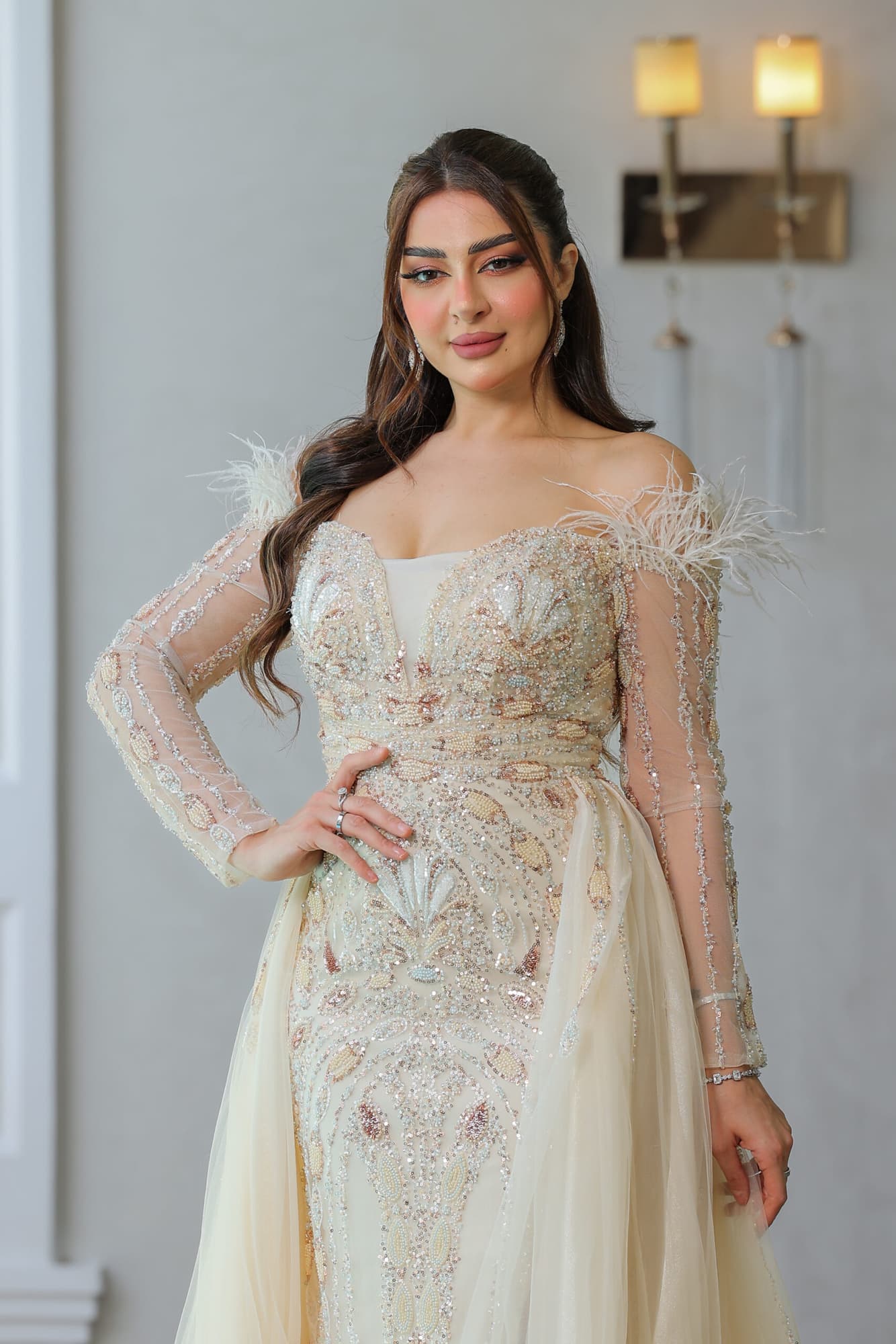 فستان سهرة ماسك باكتاف ريش بجوانب ذيل