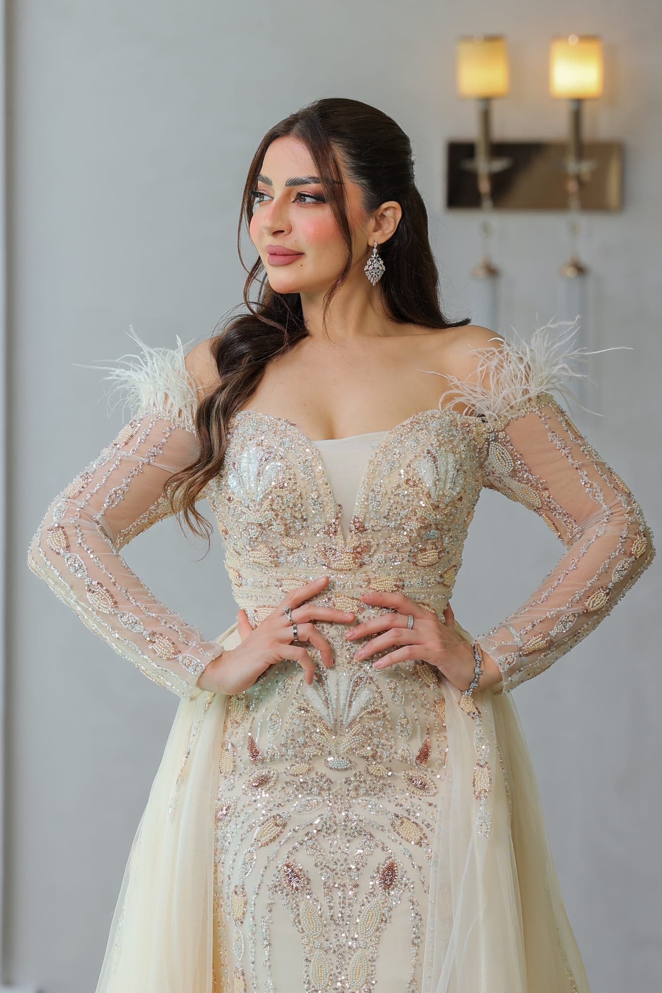 فستان سهرة ماسك باكتاف ريش بجوانب ذيل