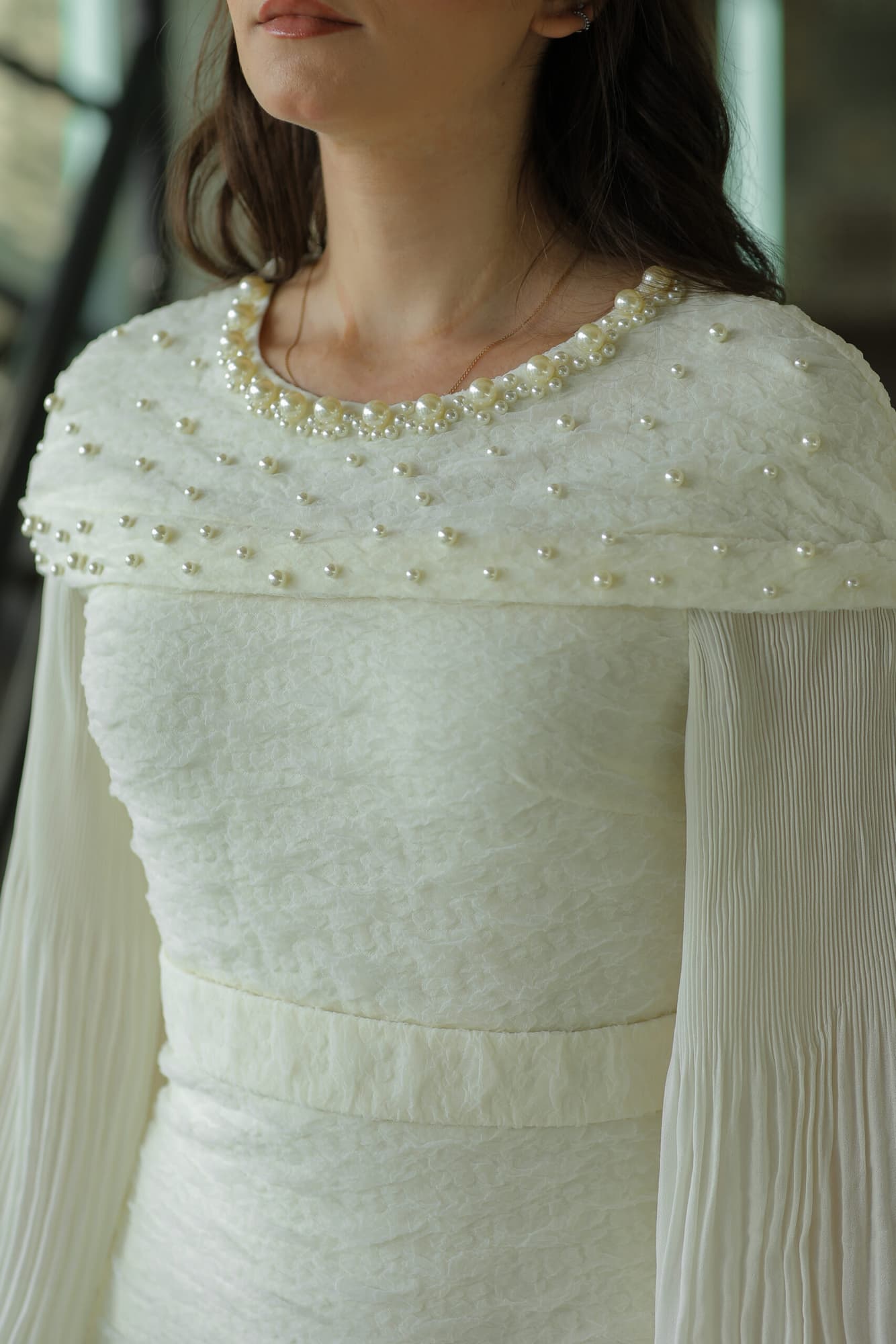 فستان شتوي انيق مزين بلؤلؤ عالاكتاف سكري