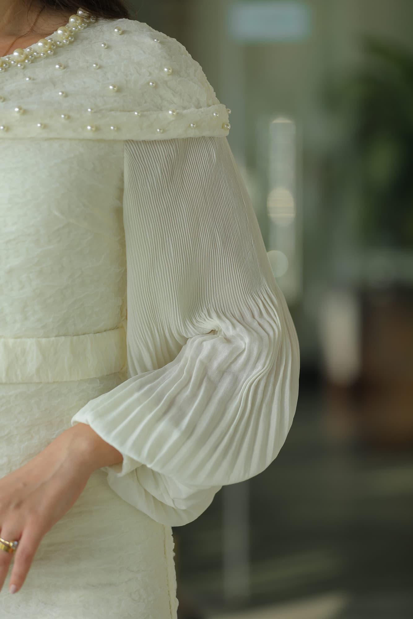 فستان شتوي انيق مزين بلؤلؤ عالاكتاف