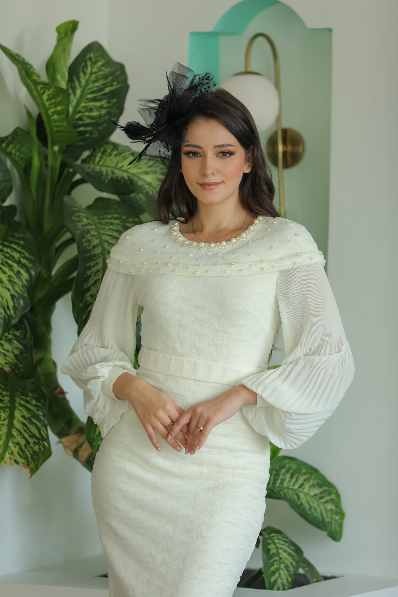 فستان شتوي انيق مزين بلؤلؤ عالاكتاف