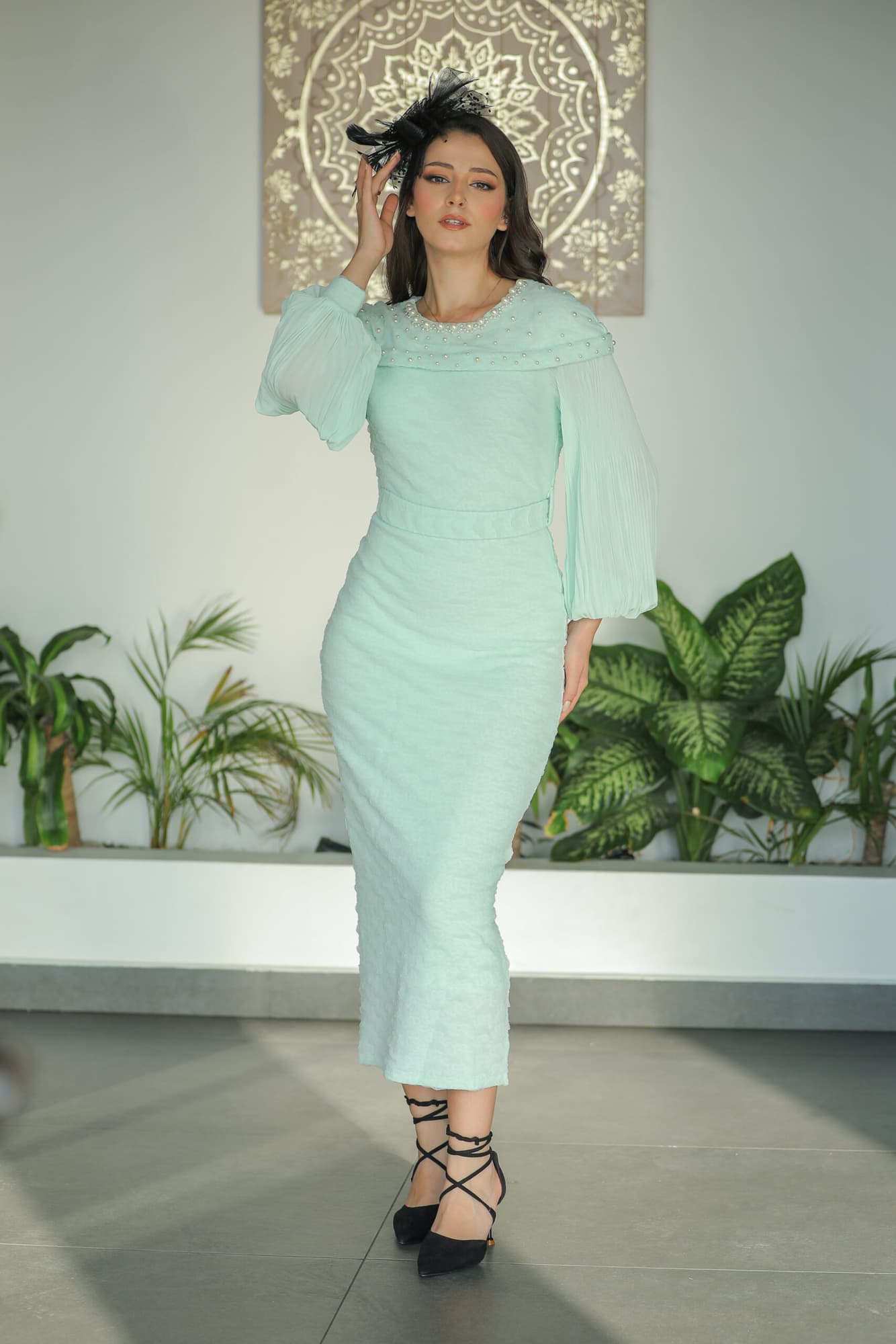 فستان شتوي انيق مزين بلؤلؤ عالاكتاف