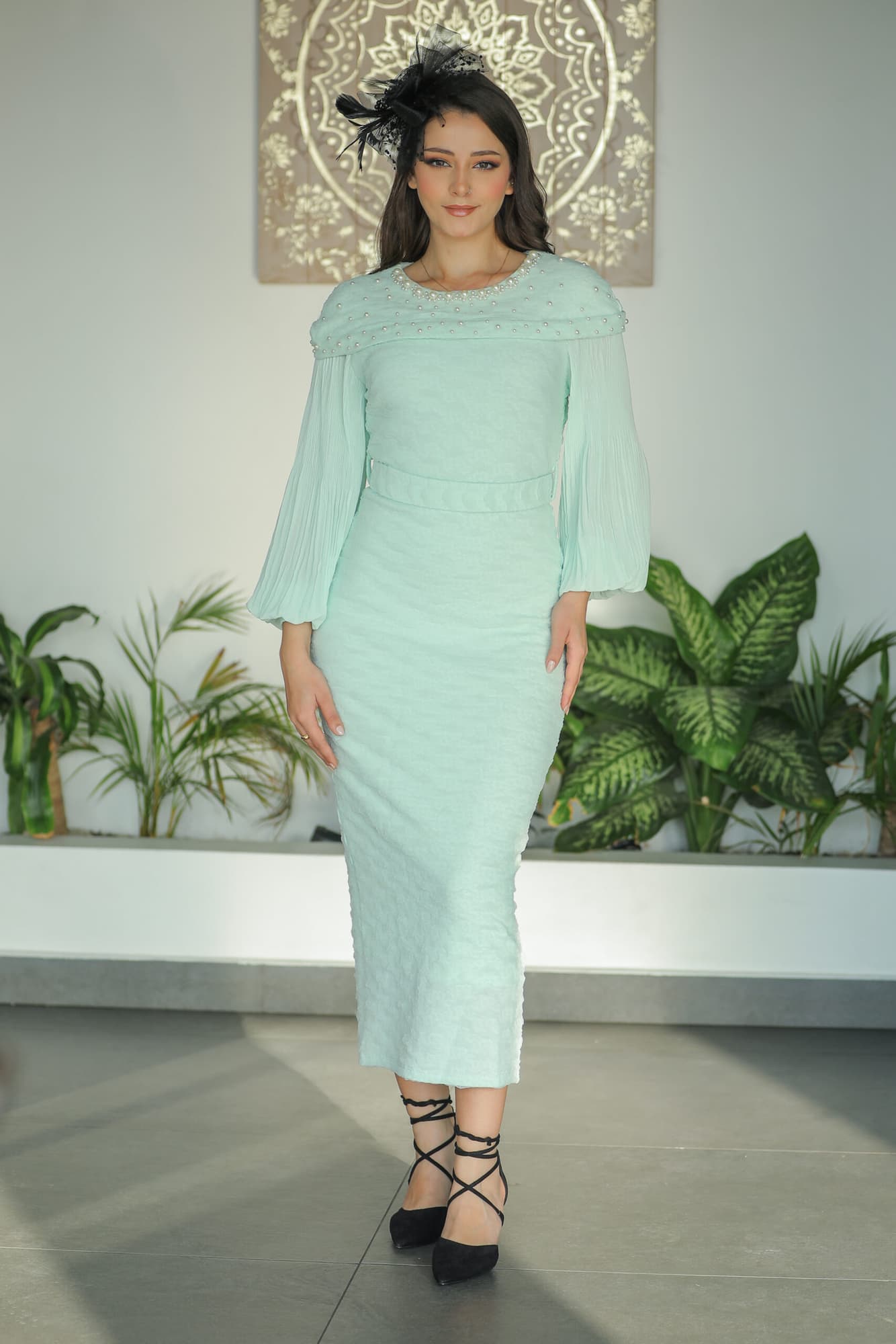 فستان شتوي انيق مزين بلؤلؤ عالاكتاف