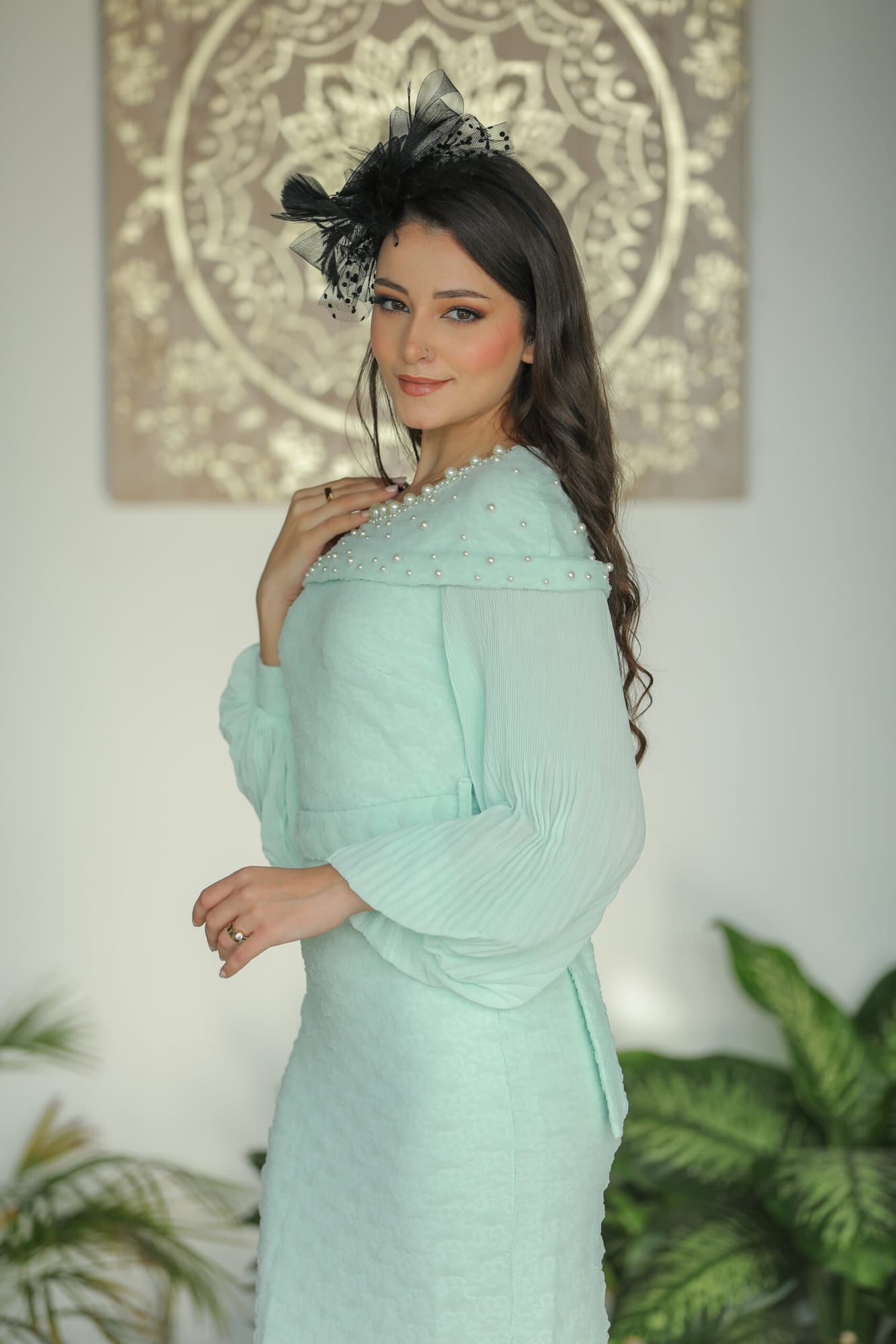 فستان شتوي انيق مزين بلؤلؤ عالاكتاف