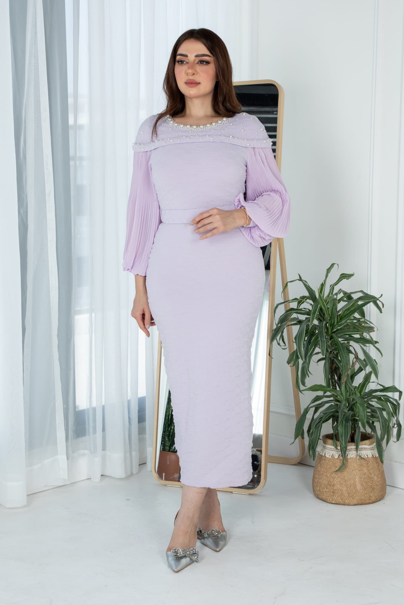 فستان شتوي انيق مزين بلؤلؤ عالاكتاف