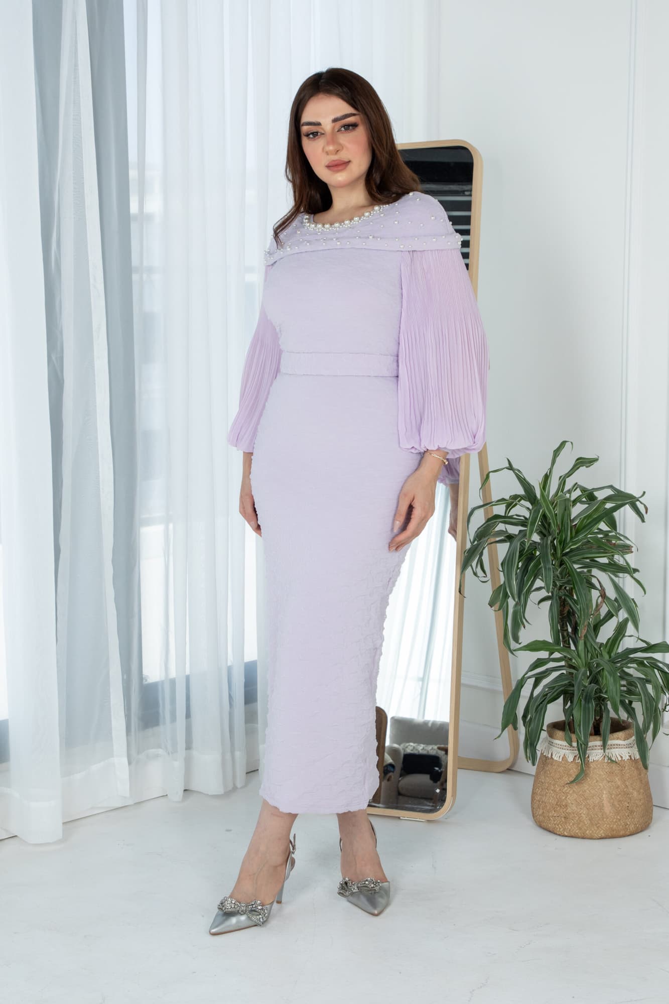 فستان شتوي انيق مزين بلؤلؤ عالاكتاف