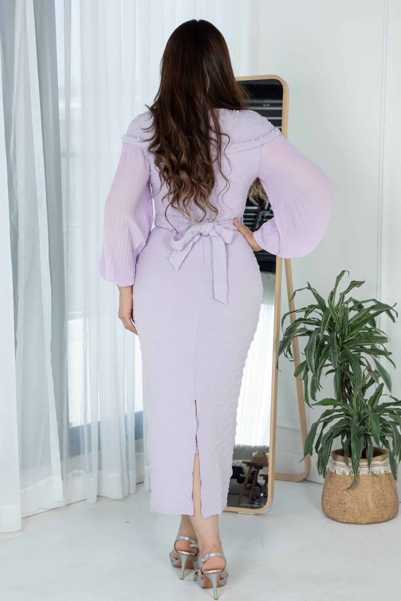 فستان شتوي انيق مزين بلؤلؤ عالاكتاف