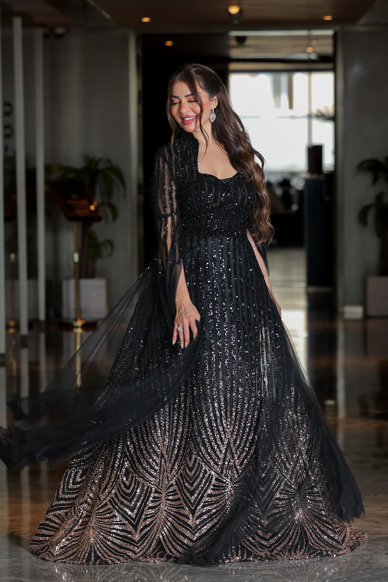 فستان سهرة مطرز بترتر وخرز بتدخيلة اللون البرونز بياقة عالية