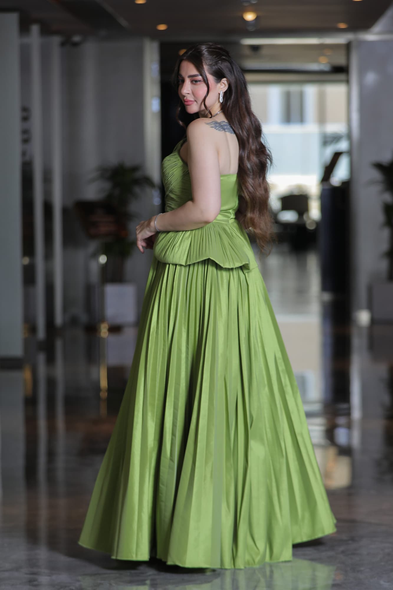 فستان سهره توب بقصه جانبيه وكشكش من الاسفل