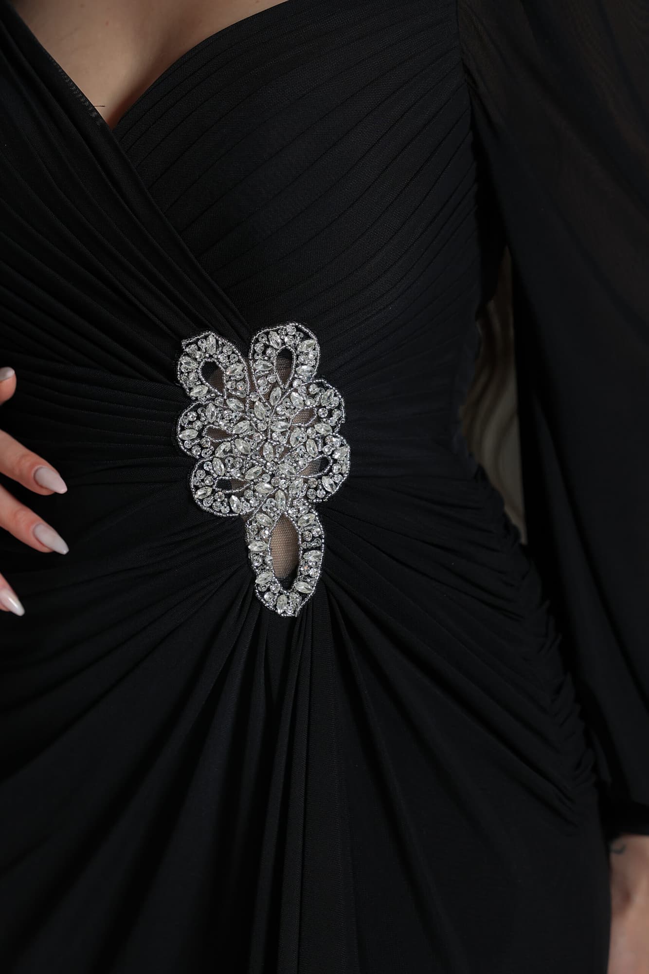 فستان سهرة ناعم ماسك بخط عنق على شكل قلب مزين بكريستال اسود