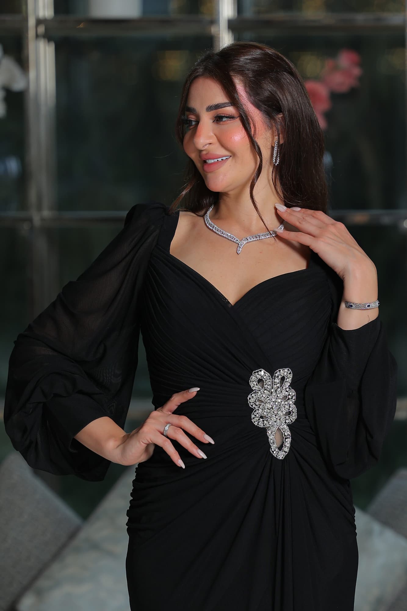 فستان سهرة ناعم ماسك بخط عنق على شكل قلب مزين بكريستال