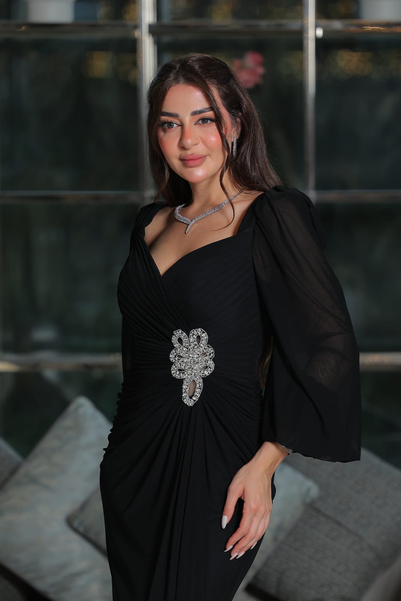 فستان سهرة ناعم ماسك بخط عنق على شكل قلب مزين بكريستال