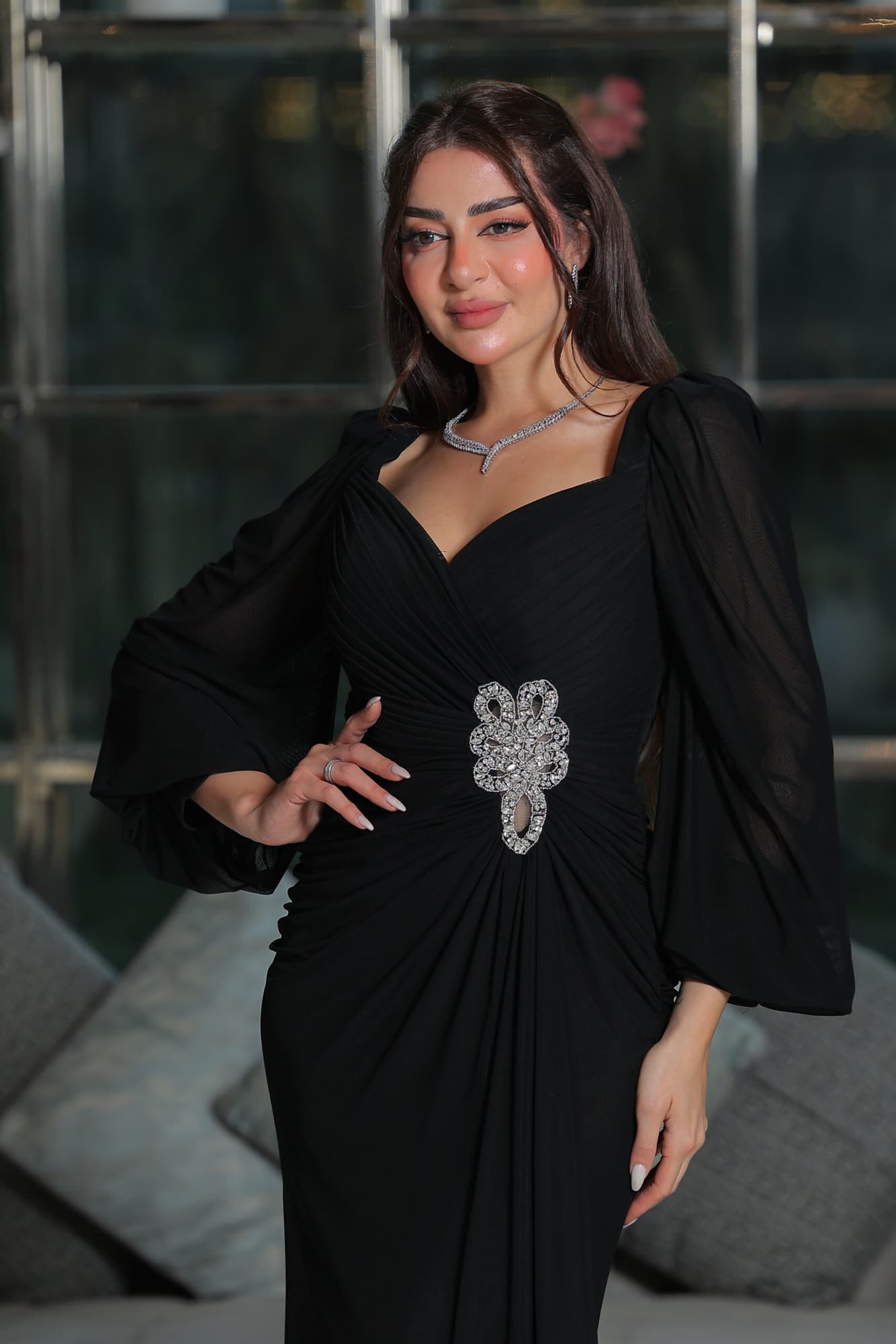 فستان سهرة ناعم ماسك بخط عنق على شكل قلب مزين بكريستال