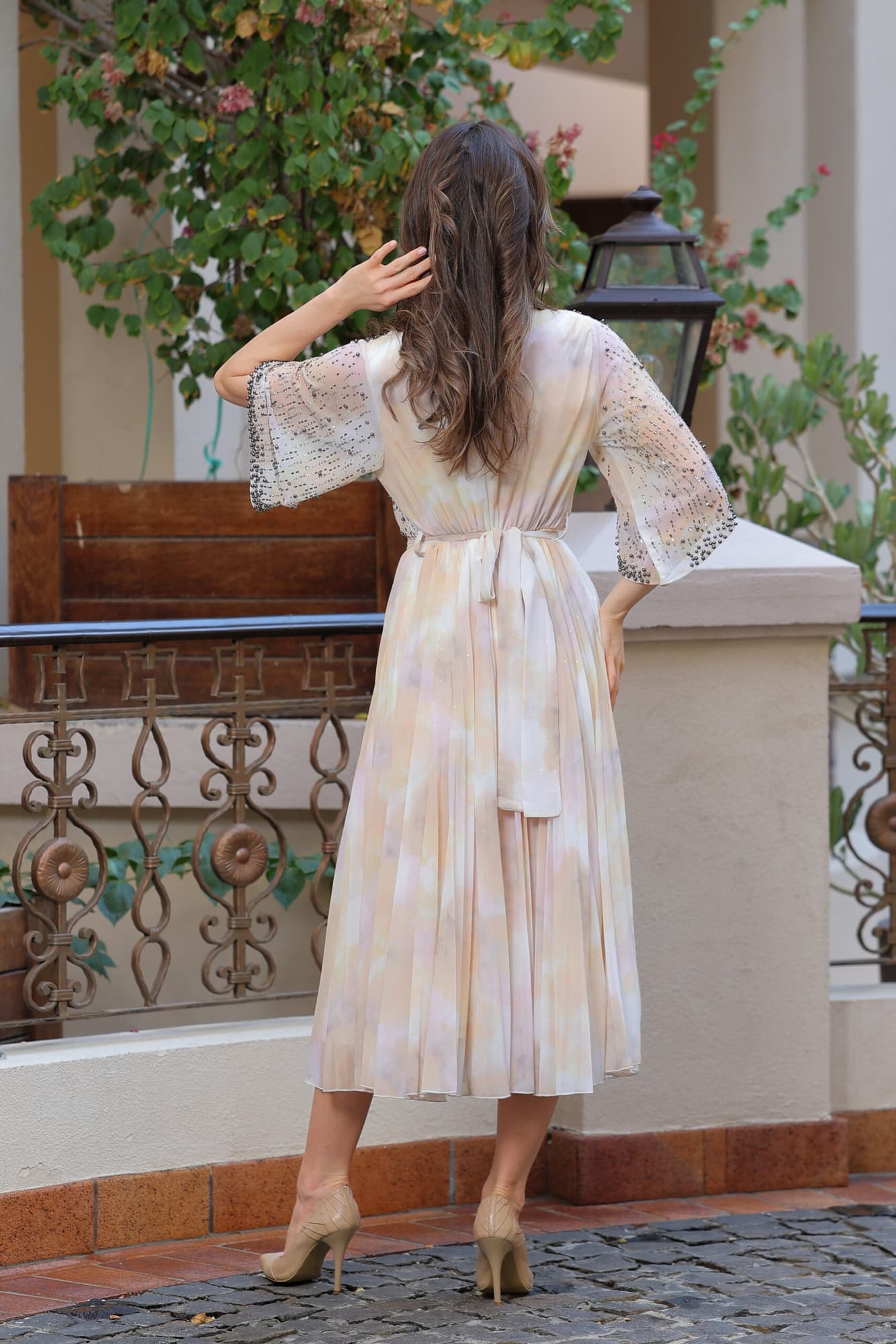 فستان شيفون مزين بتطريز واكمام كلوش