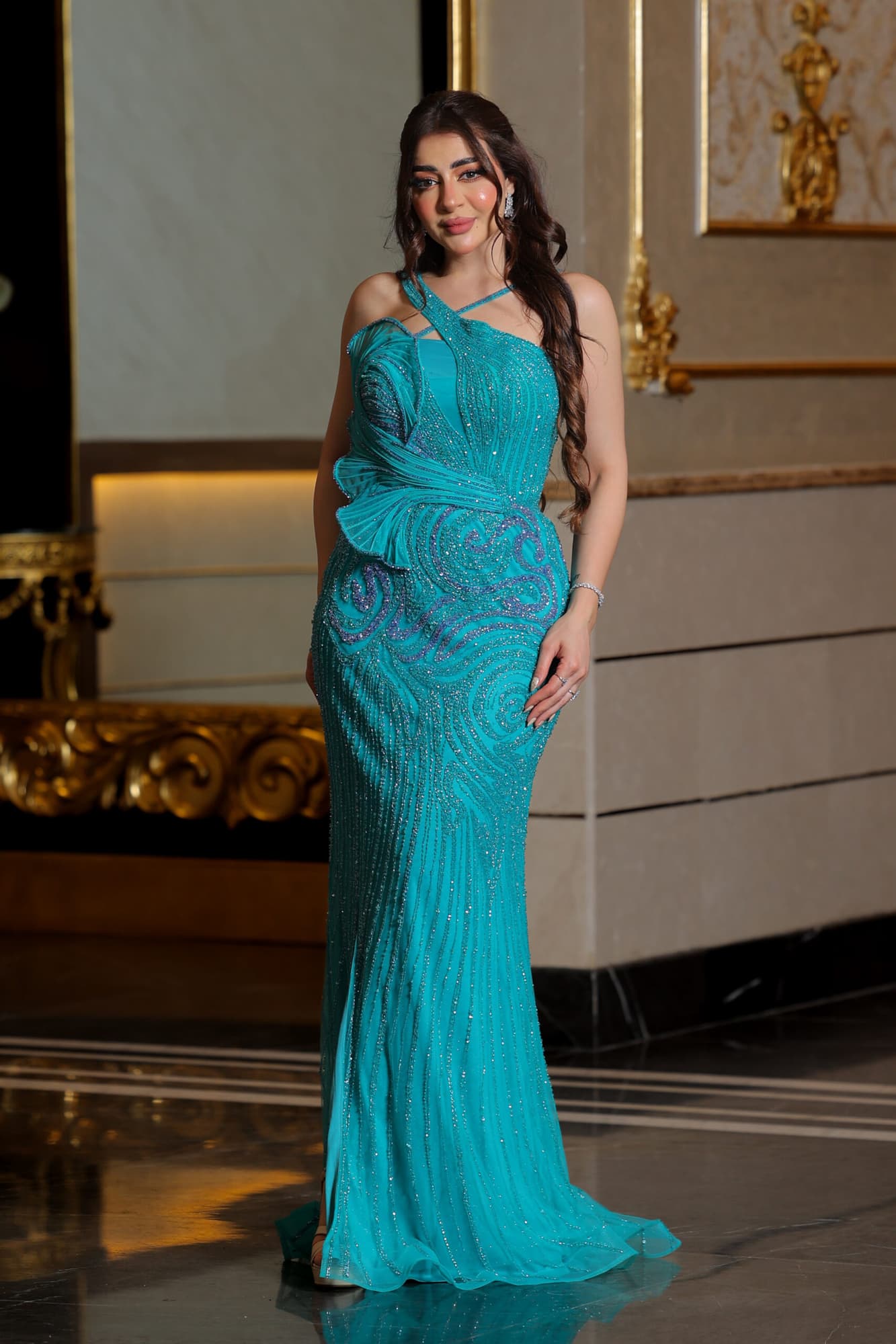 فستان سهرة ماسك مزين بالخرز بقصة أنيقة