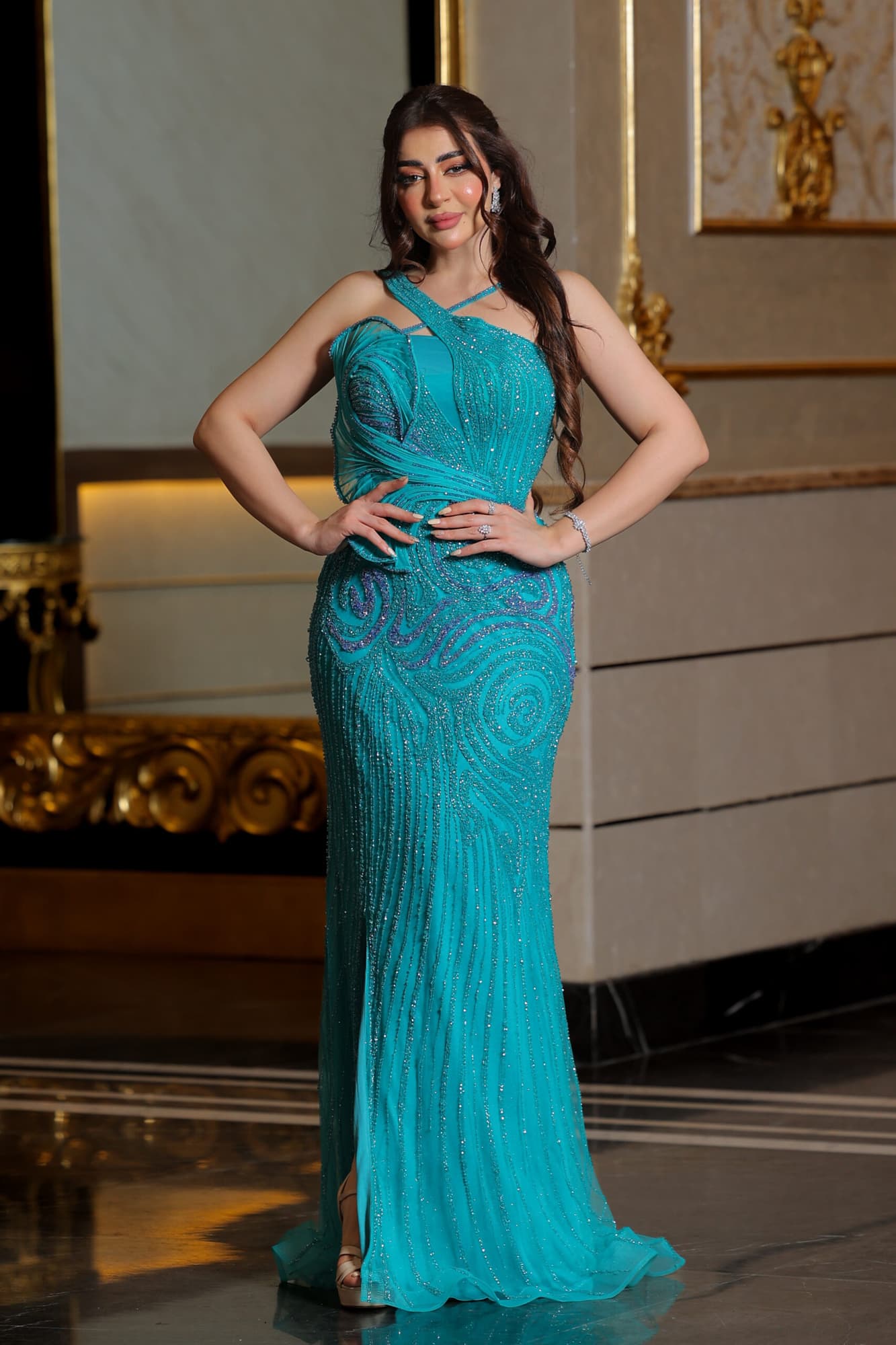 فستان سهرة ماسك مزين بالخرز بقصة أنيقة