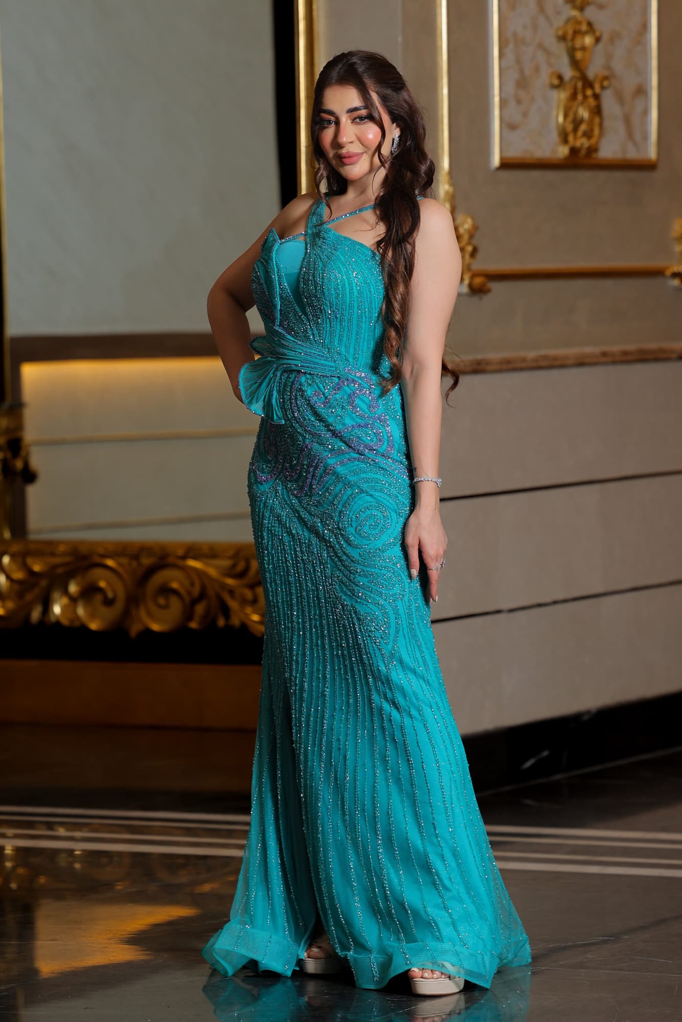 فستان سهرة ماسك مزين بالخرز بقصة أنيقة