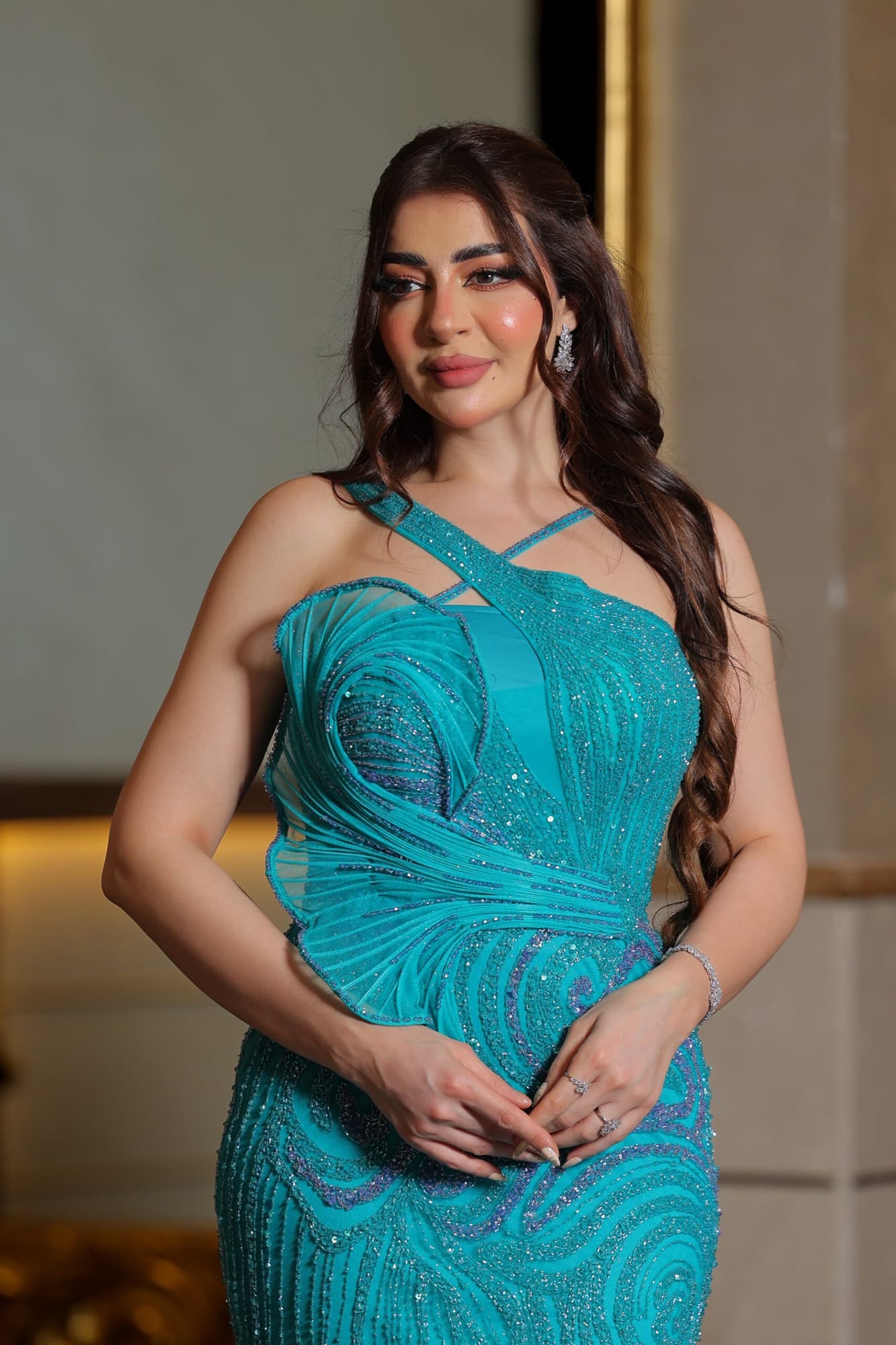 فستان سهرة ماسك مزين بالخرز بقصة أنيقة