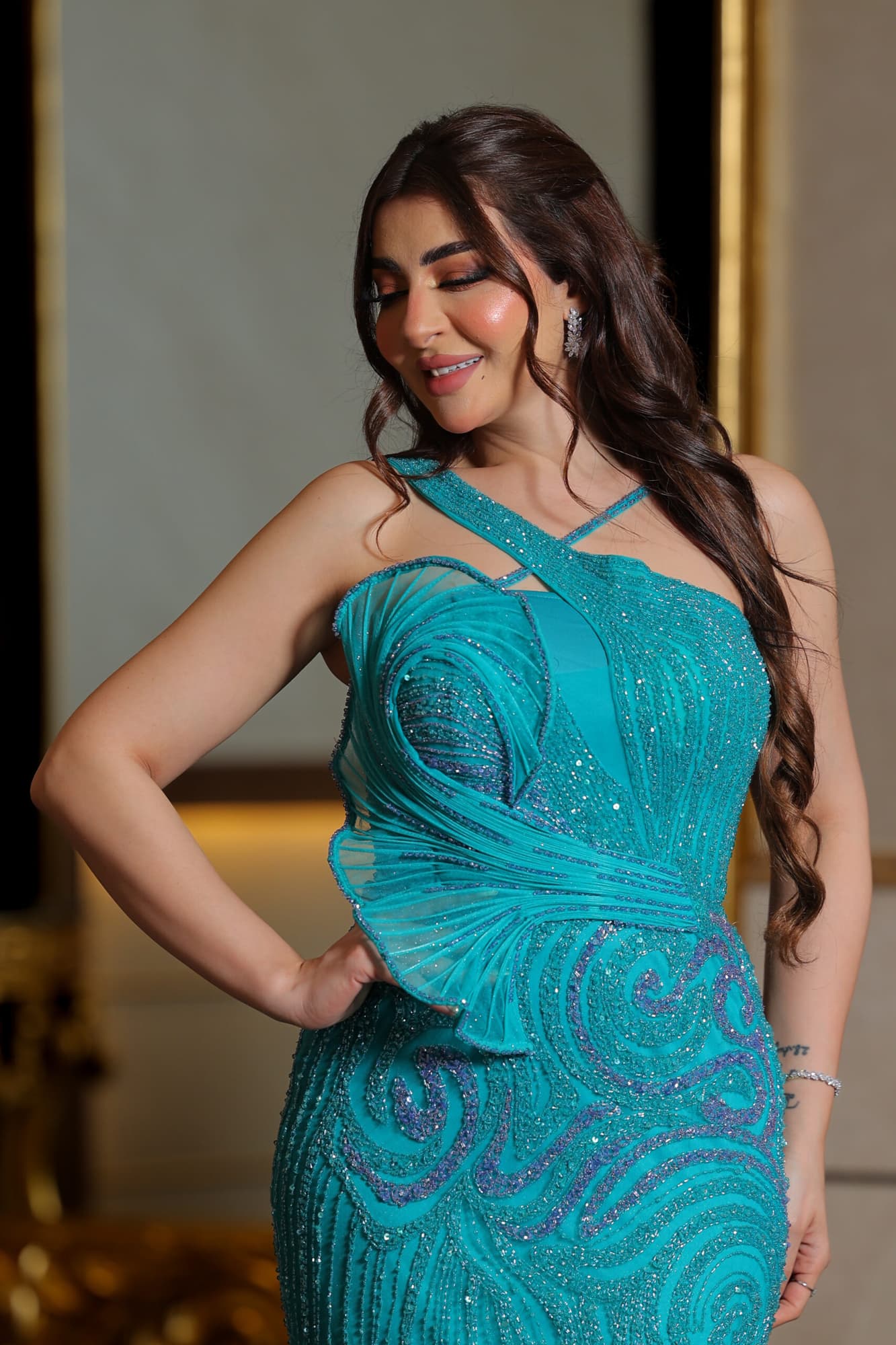 فستان سهرة ماسك مزين بالخرز بقصة أنيقة