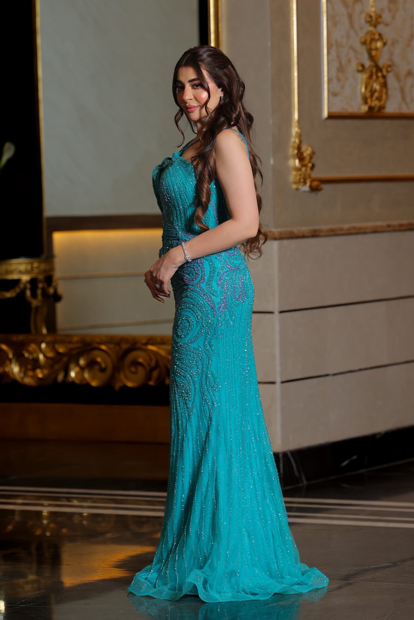 فستان سهرة ماسك مزين بالخرز بقصة أنيقة