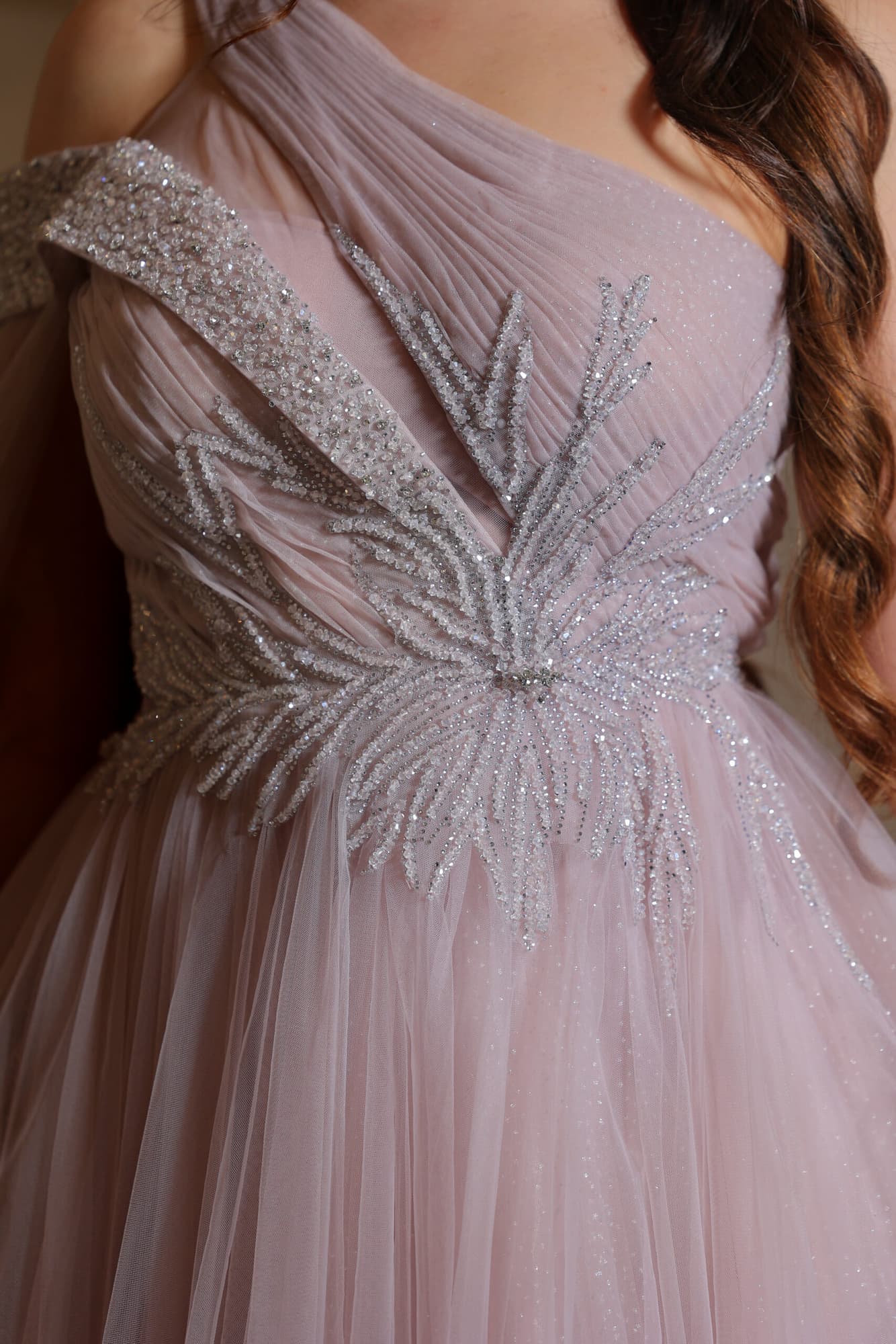 فستان سهرة من خامة التل بقصة كتف جانبية وكم منسدل لحمي