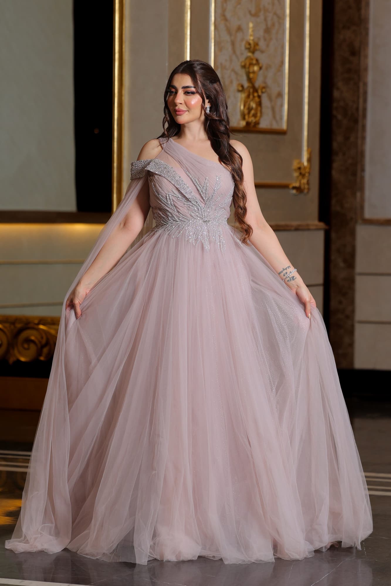 فستان سهرة من خامة التل بقصة كتف جانبية وكم منسدل