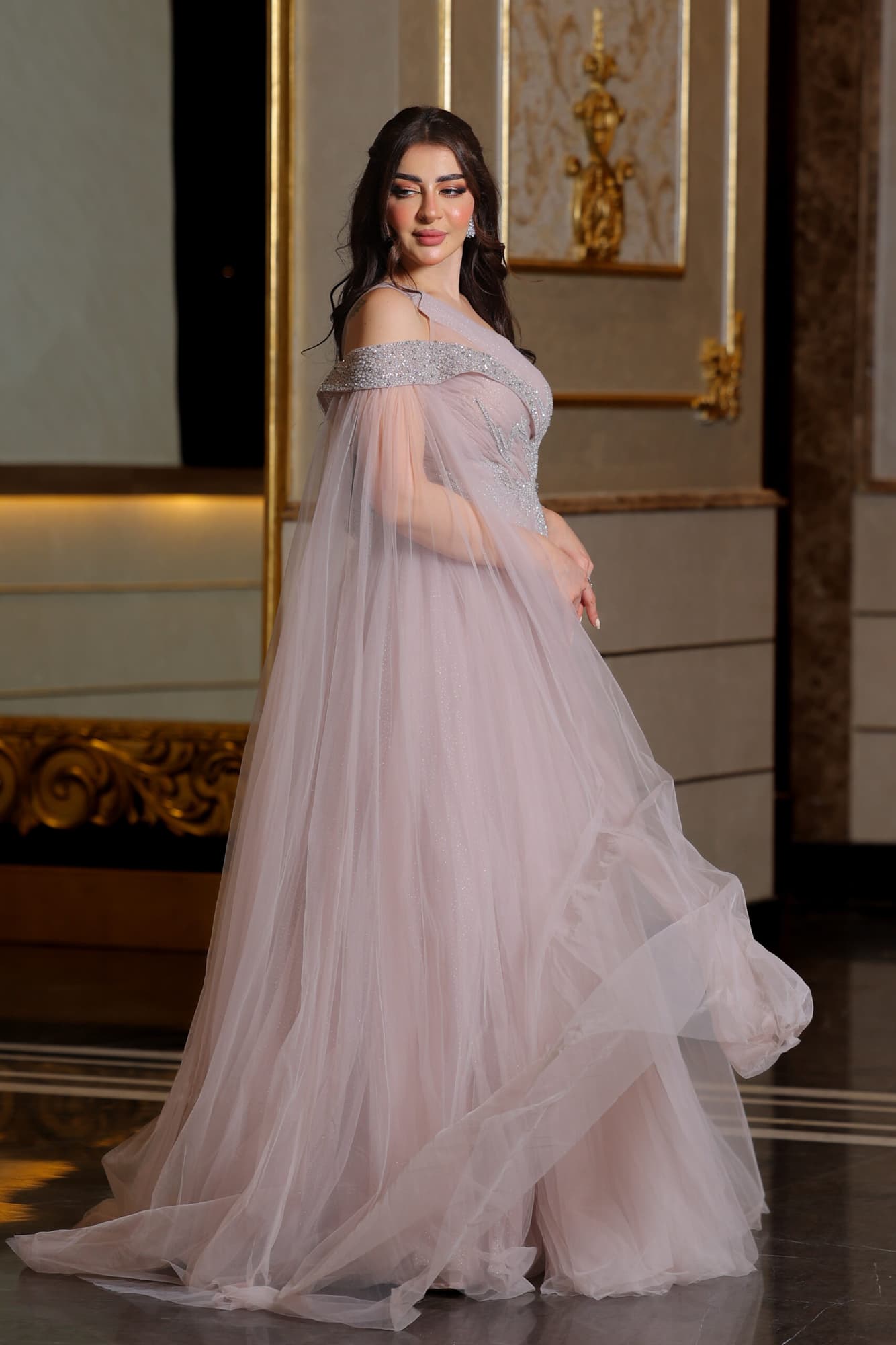 فستان سهرة من خامة التل بقصة كتف جانبية وكم منسدل