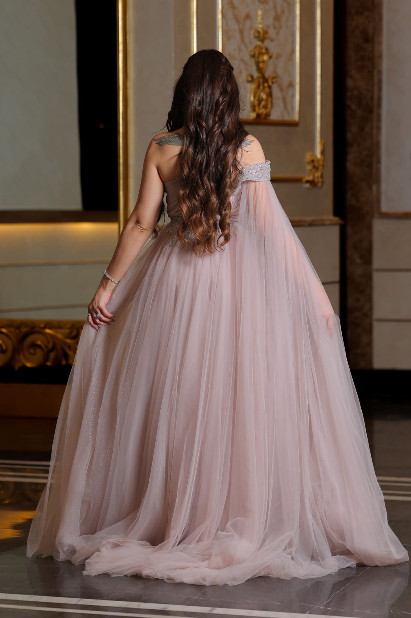 فستان سهرة من خامة التل بقصة كتف جانبية وكم منسدل