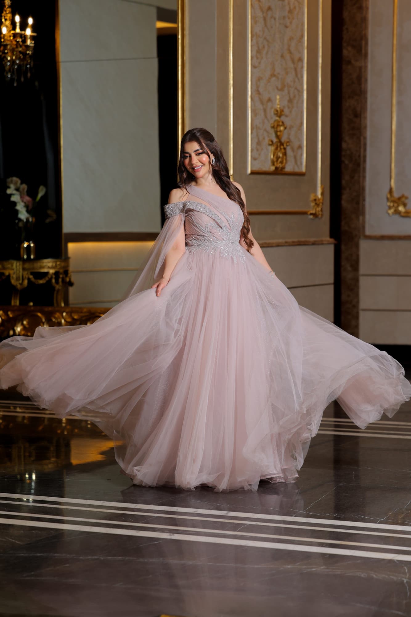 فستان سهرة من خامة التل بقصة كتف جانبية وكم منسدل