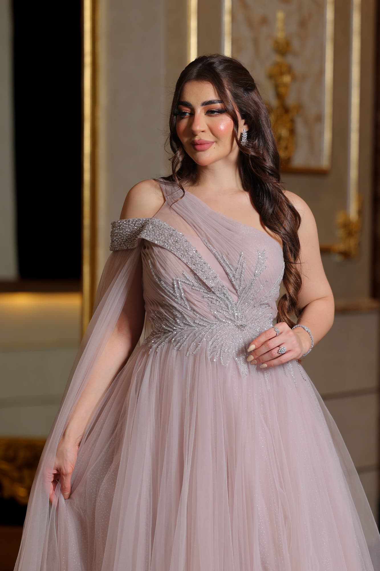 فستان سهرة من خامة التل بقصة كتف جانبية وكم منسدل