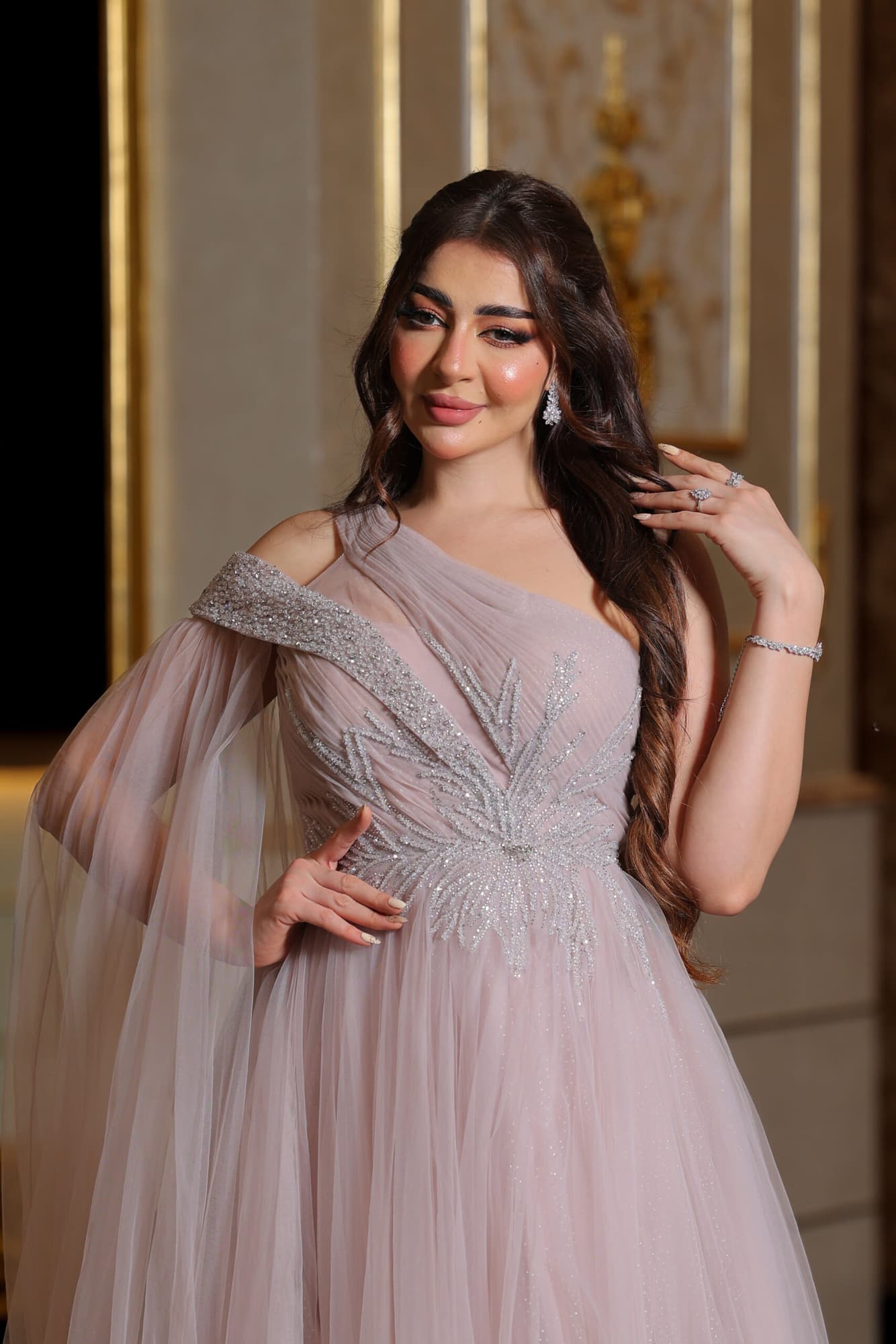 فستان سهرة من خامة التل بقصة كتف جانبية وكم منسدل