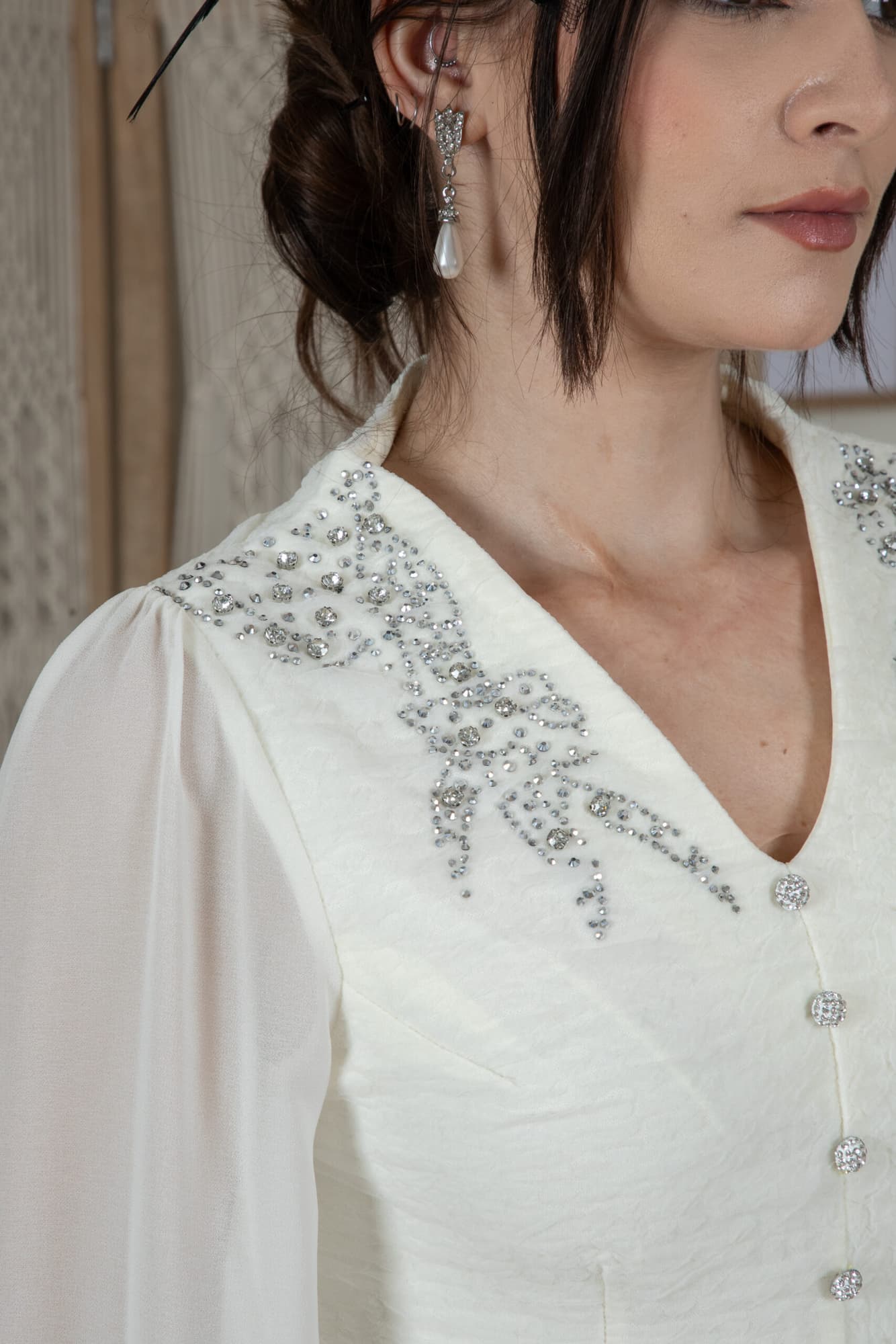 فستان شتوي ماسك بازرار لؤلؤ مزين بفصوص على الاكتاف بيج