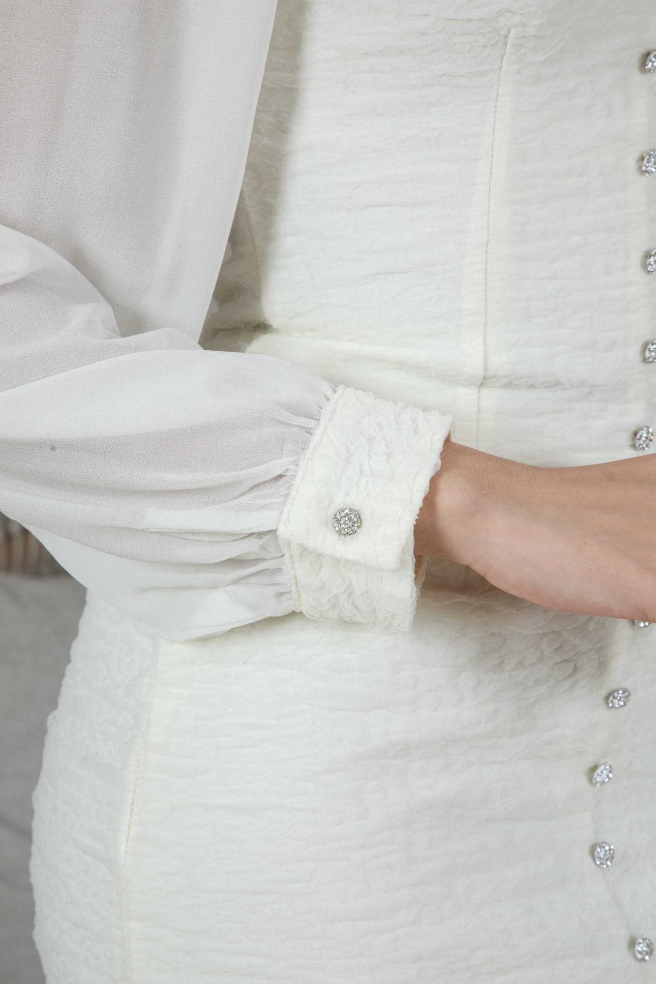 فستان شتوي ماسك بازرار لؤلؤ مزين بفصوص على الاكتاف