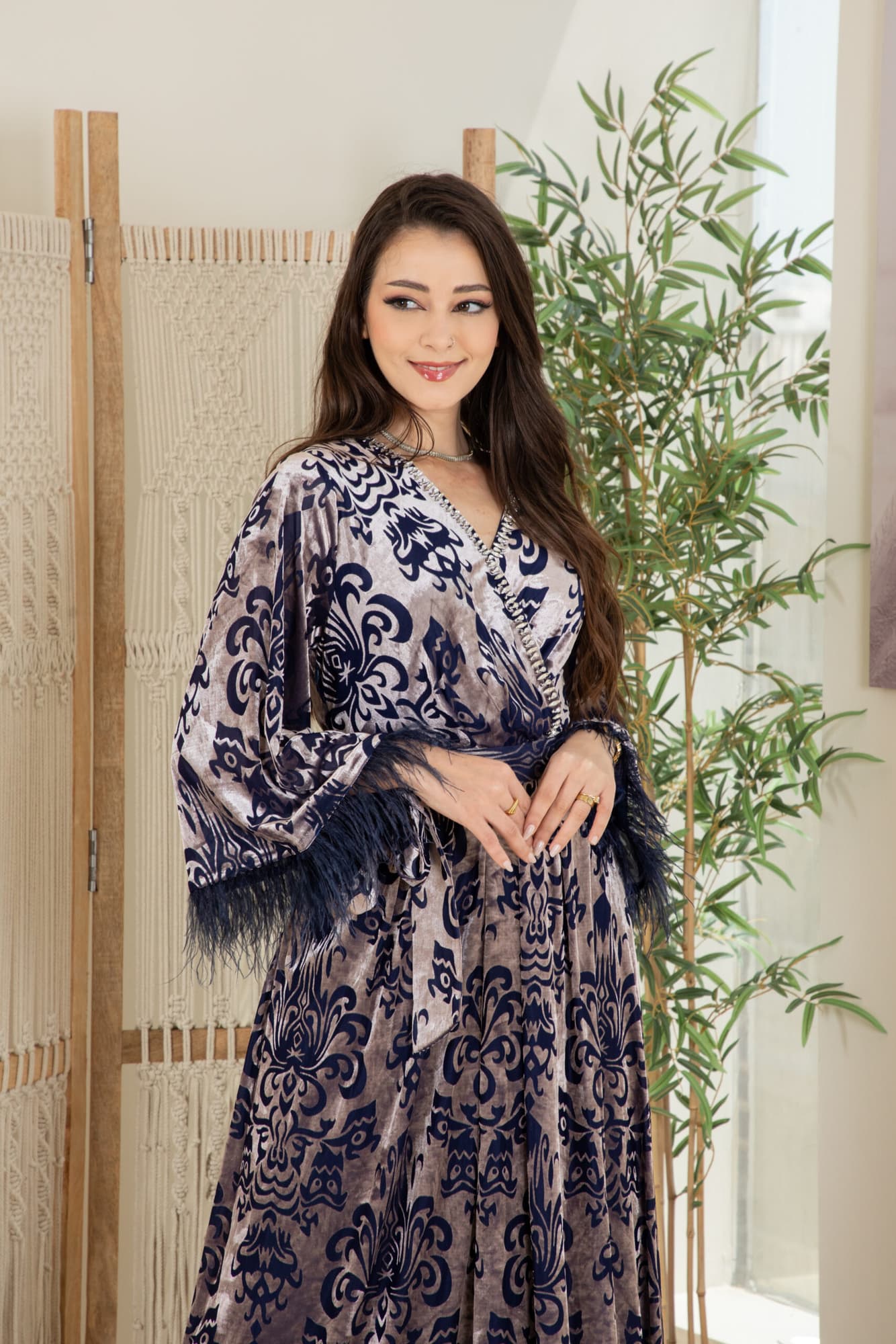 فستان مخمل بخط عنق على شكل v مزين بكريستال كحلي داكن