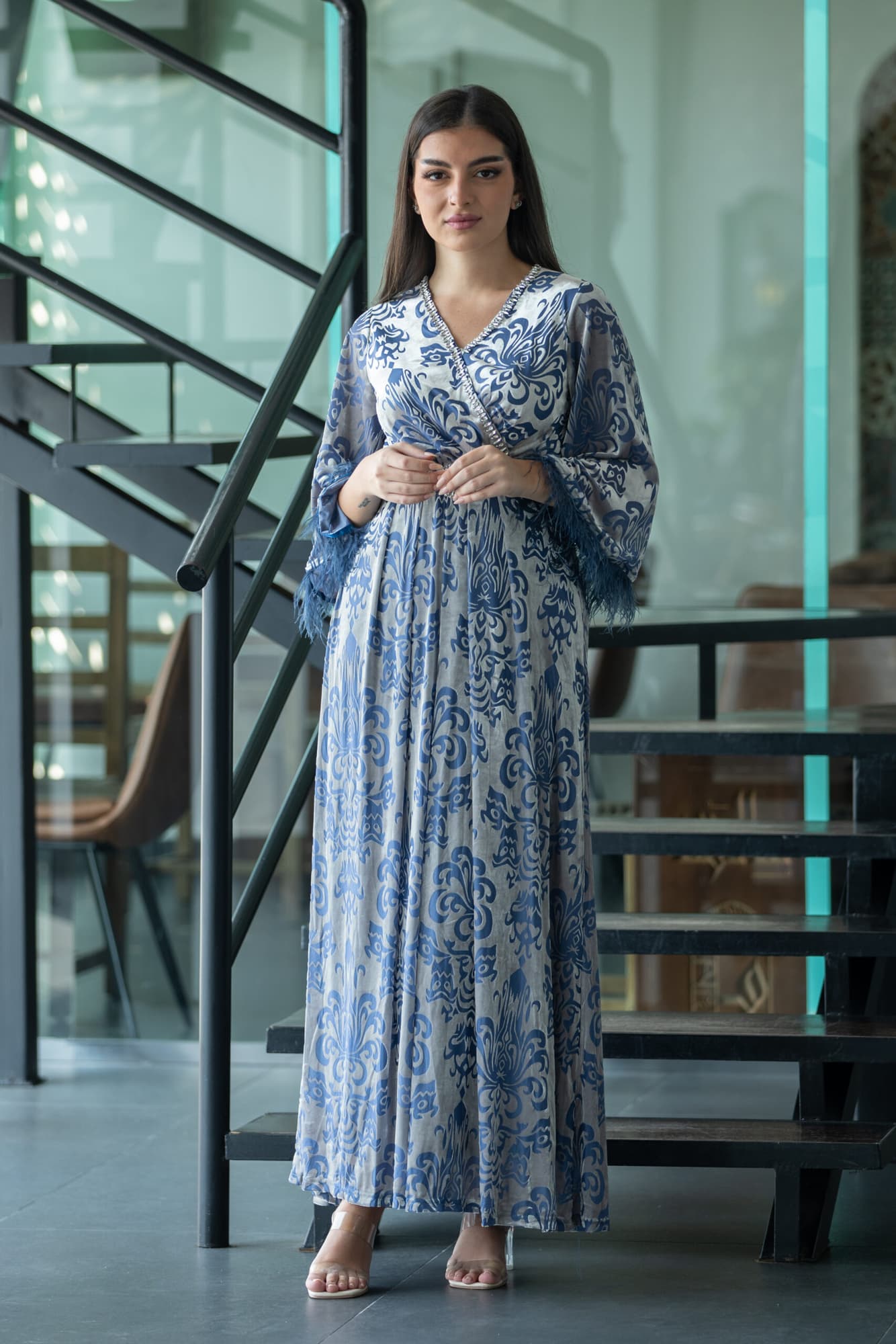 فستان مخمل بخط عنق على شكل v مزين بكريستال