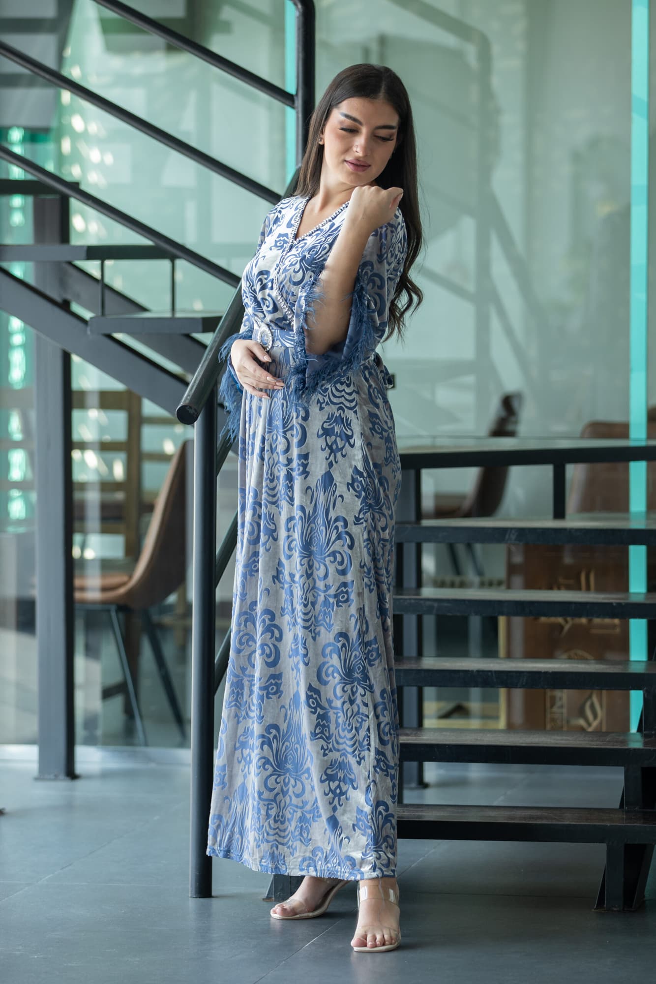 فستان مخمل بخط عنق على شكل v مزين بكريستال