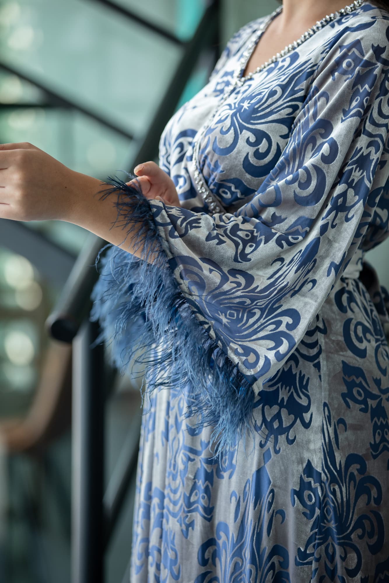 فستان مخمل بخط عنق على شكل v مزين بكريستال