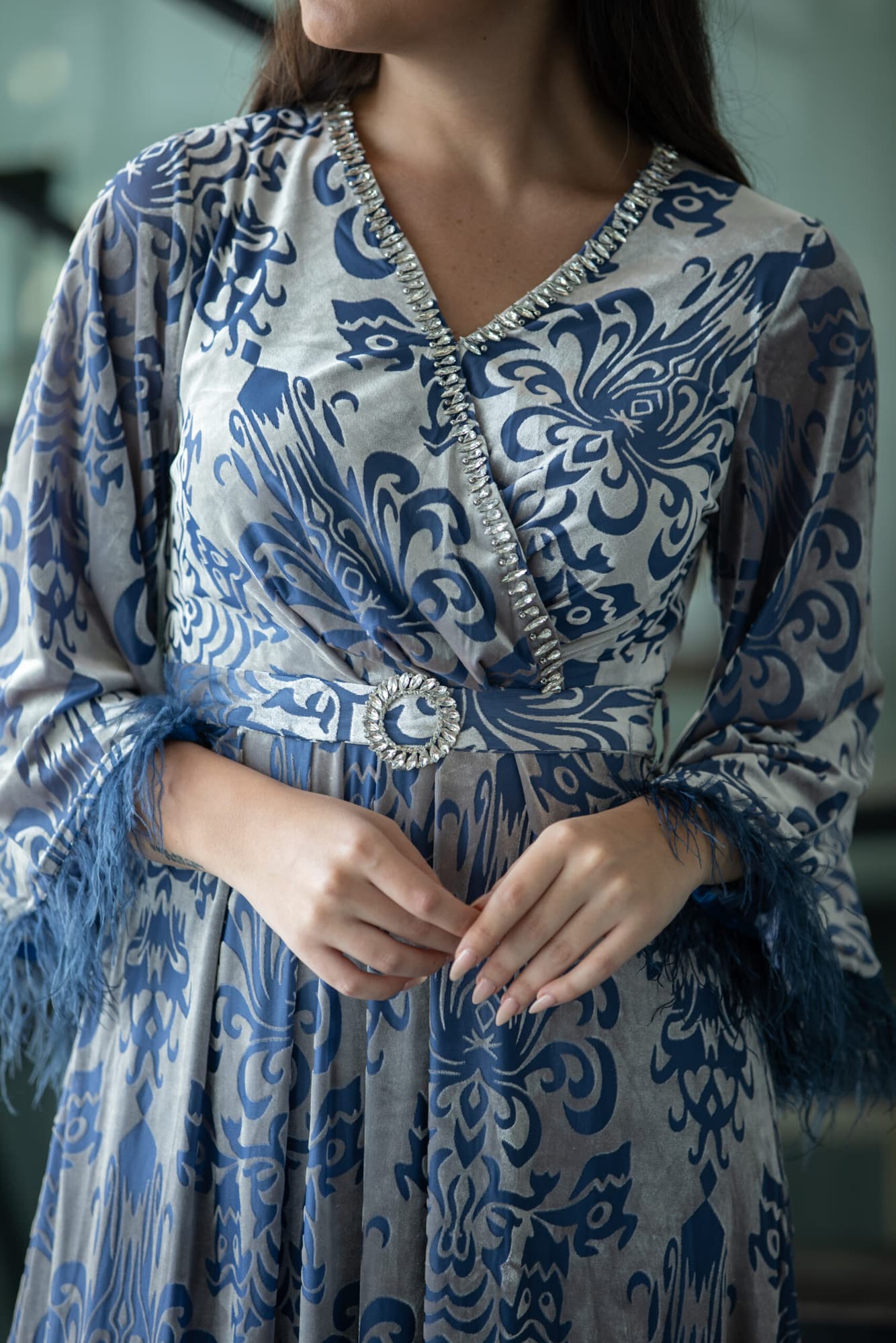 فستان مخمل بخط عنق على شكل v مزين بكريستال